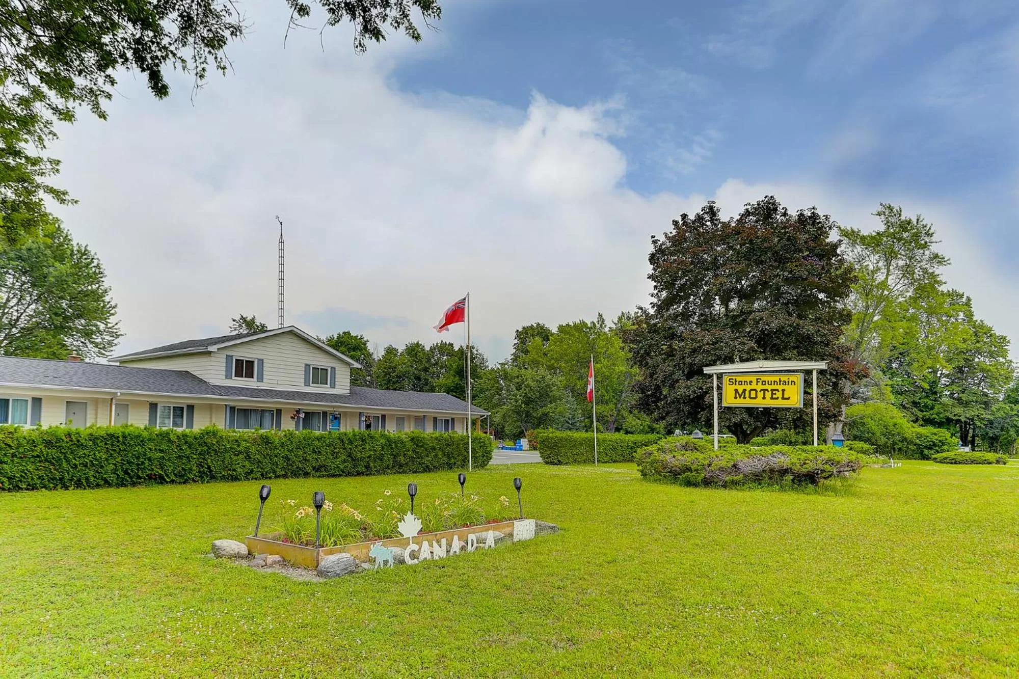 Garden in Stone Fountain Motel