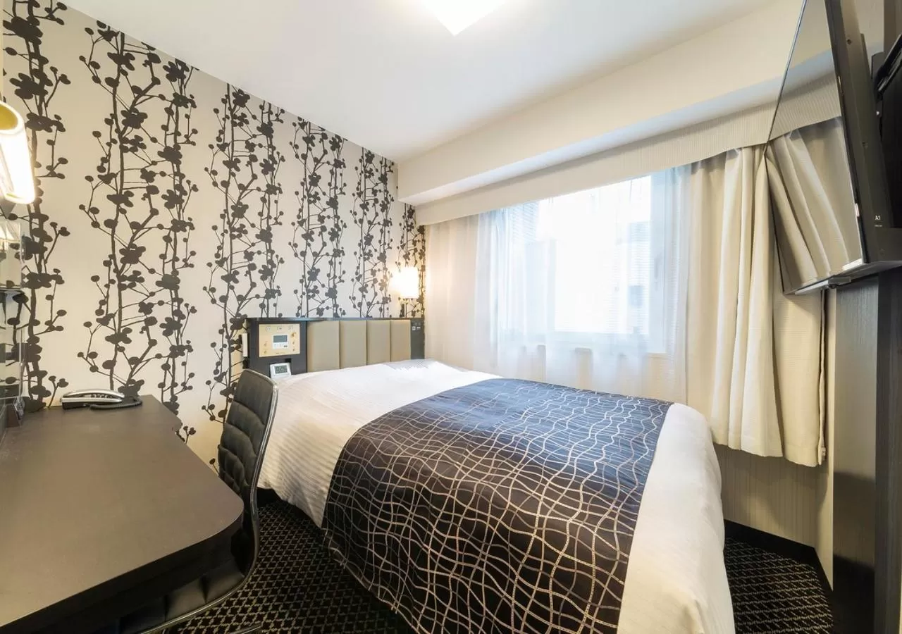 Photo of the whole room, Bed in APA Hotel Yodoyabashi Kitahama Ekimae