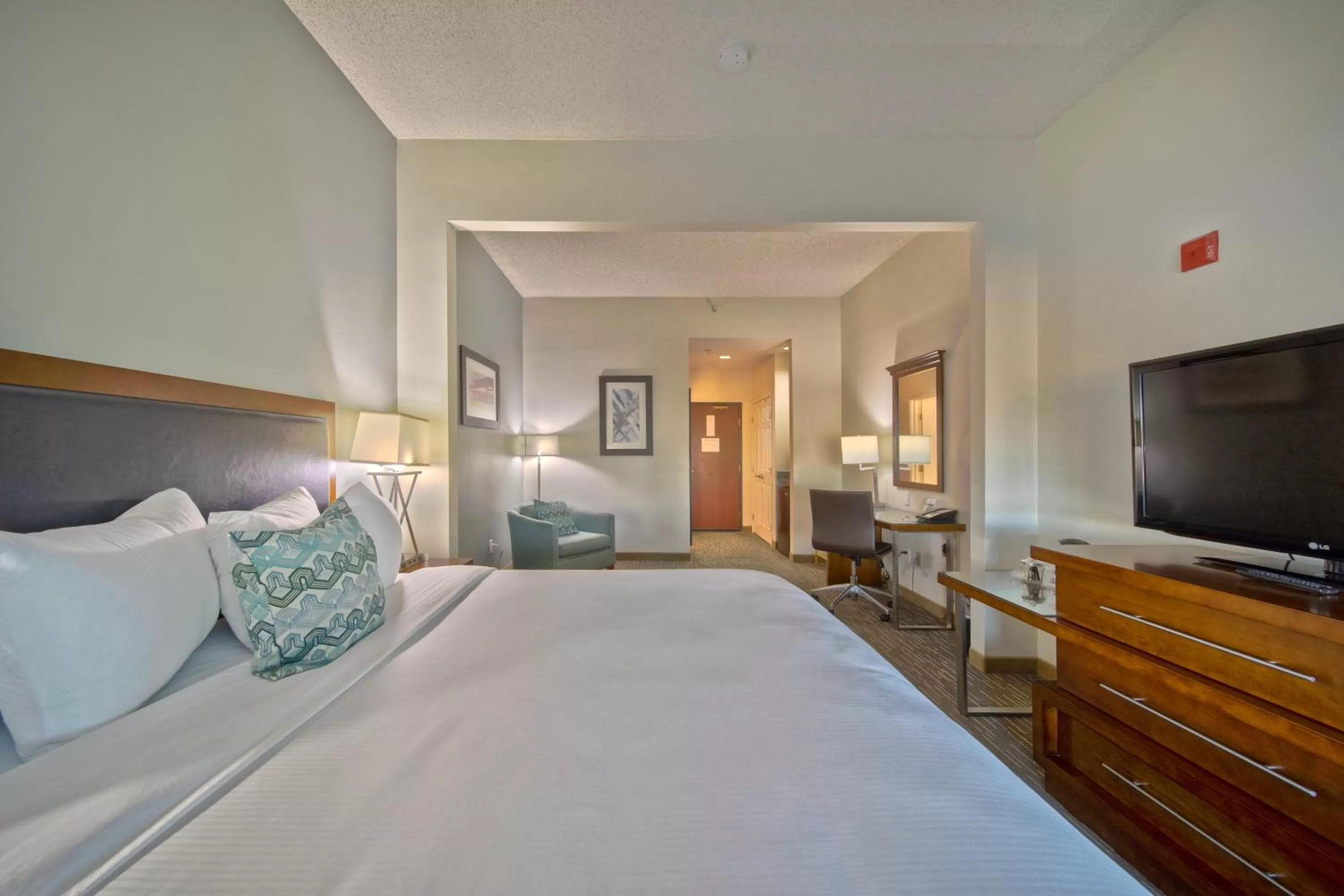 Photo of the whole room, Bed in Wingate by Wyndham and Williamson Conference Center