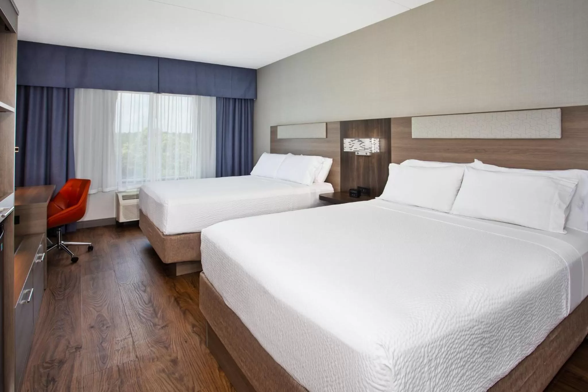 Photo of the whole room, Bed in Holiday Inn Express Kingston Central by IHG