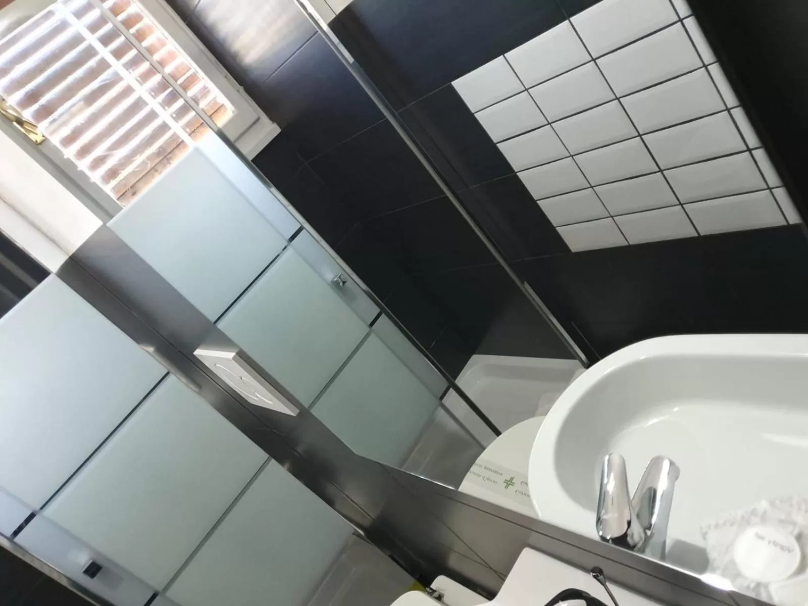 Shower in Black & White G&G