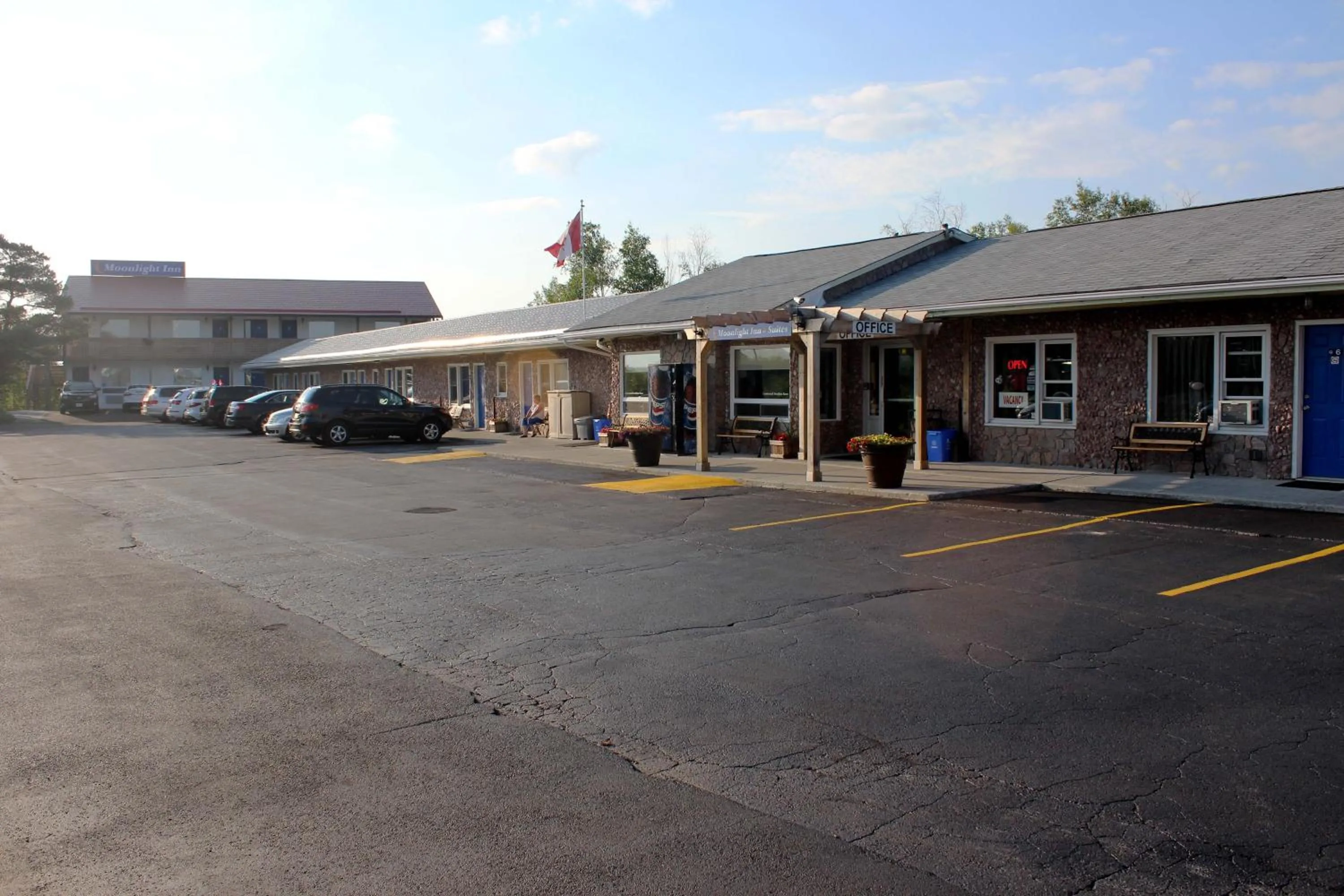 Facade/entrance in Moonlight Inn and Suites Sudbury