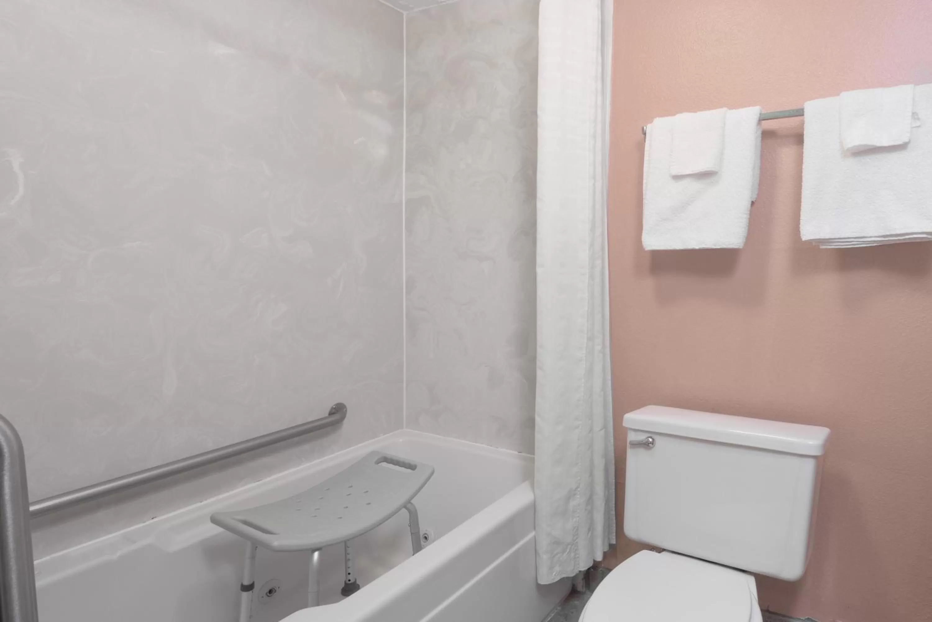 Bathroom in Howard Johnson by Wyndham San Marcos