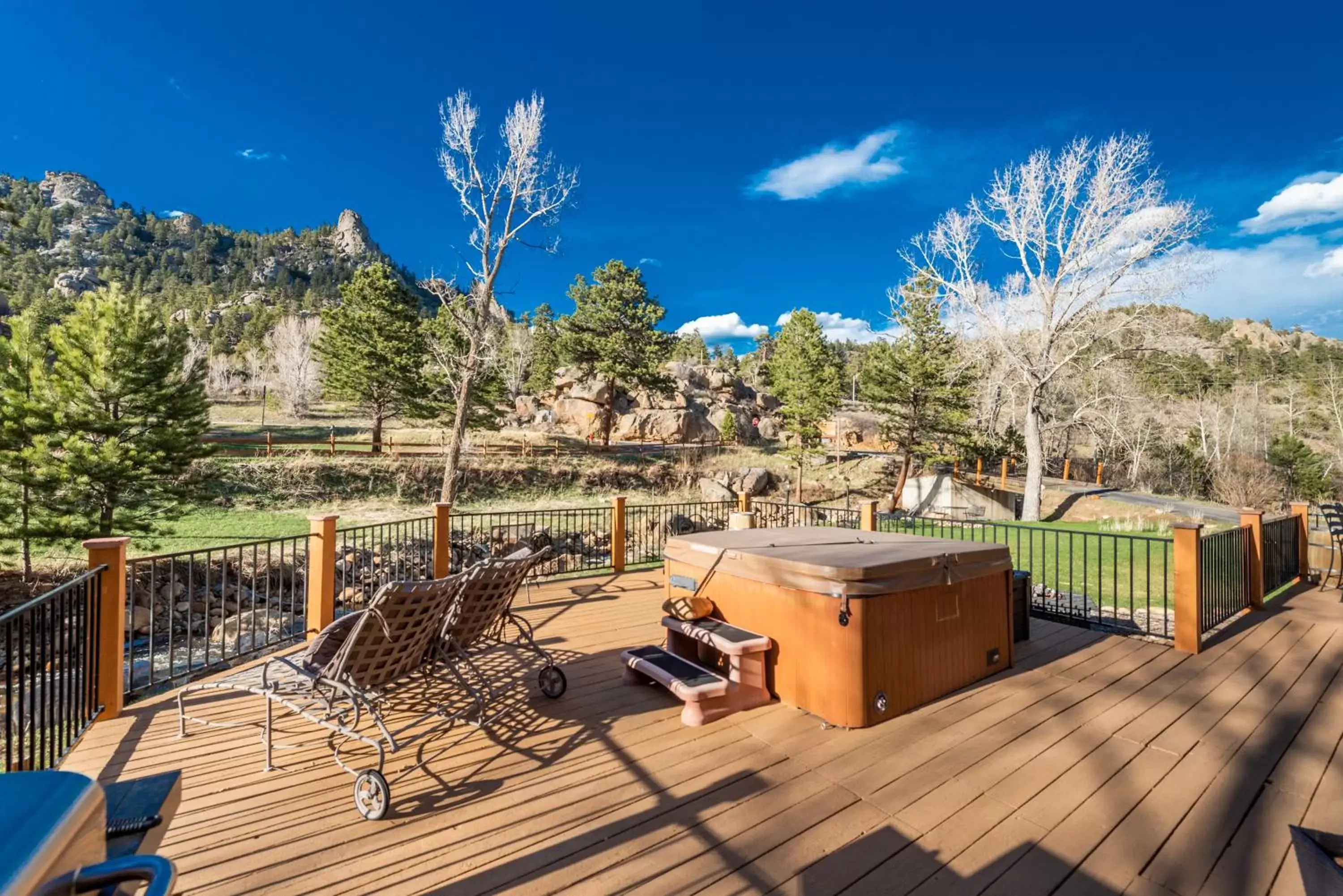 Queen Suite with Hot Tub in 4 Seasons Inn on Fall River Queen Suite with Hot Tub in 4 Seasons Inn on Fall River