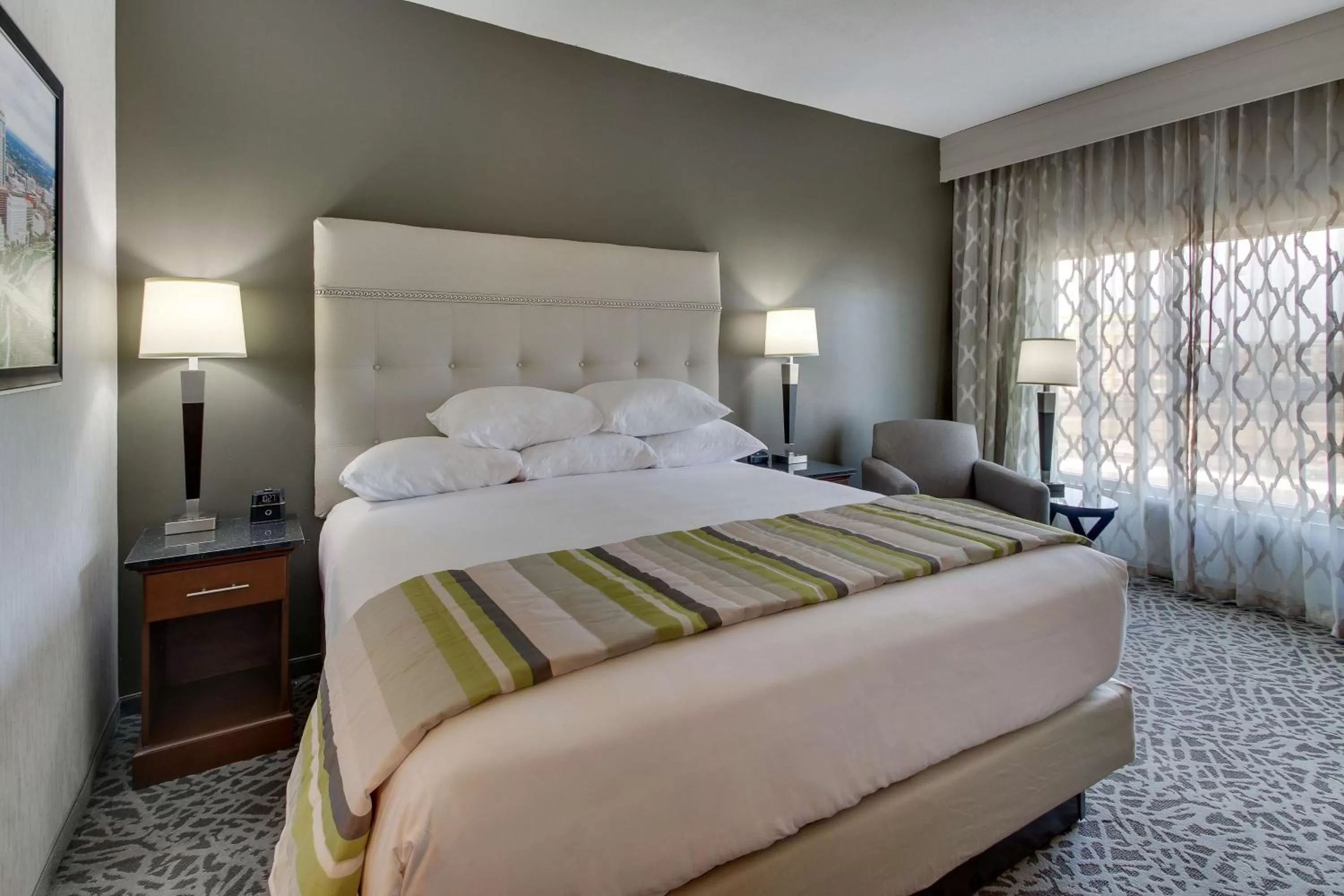 Deluxe King Room - Hearing Accessible, Tub in Drury Inn & Suites Columbus Polaris