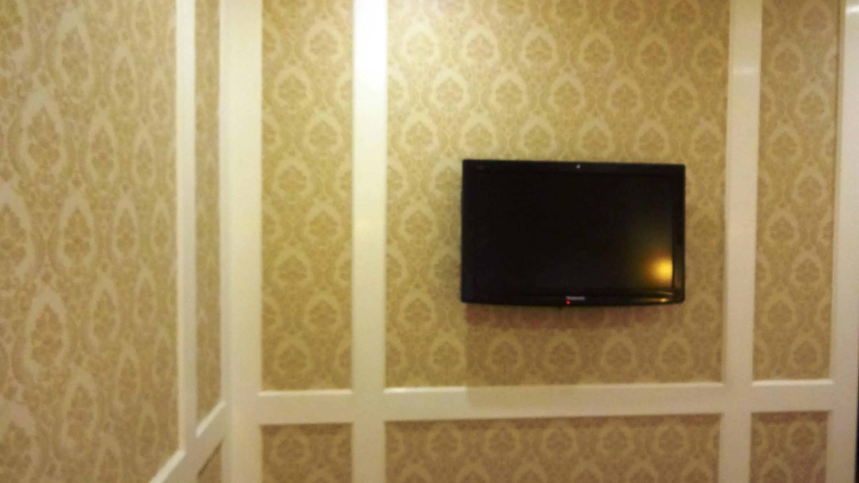TV and multimedia in Hotel Bright