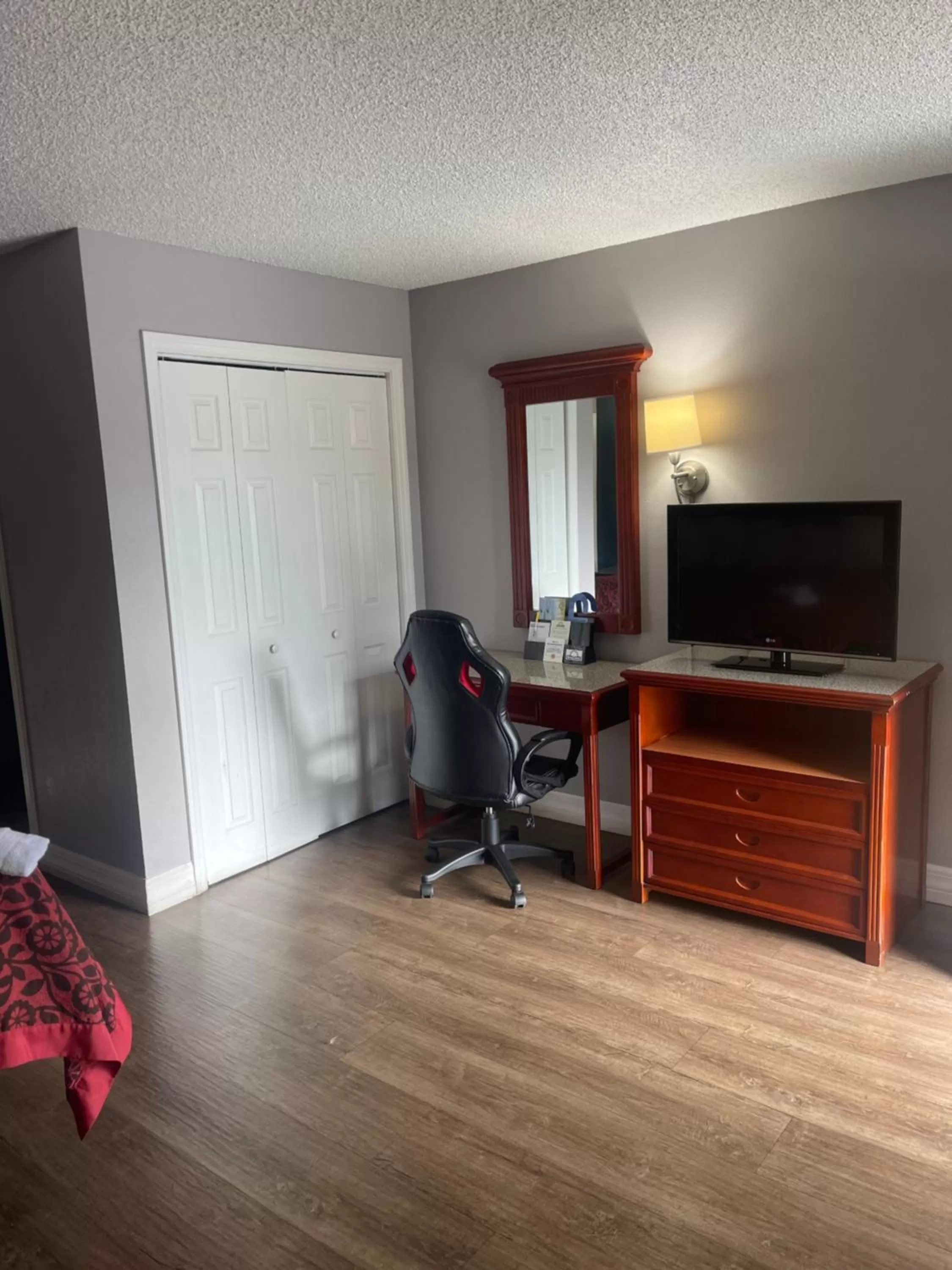 TV and multimedia in Days Inn by Wyndham Orange City/Deland