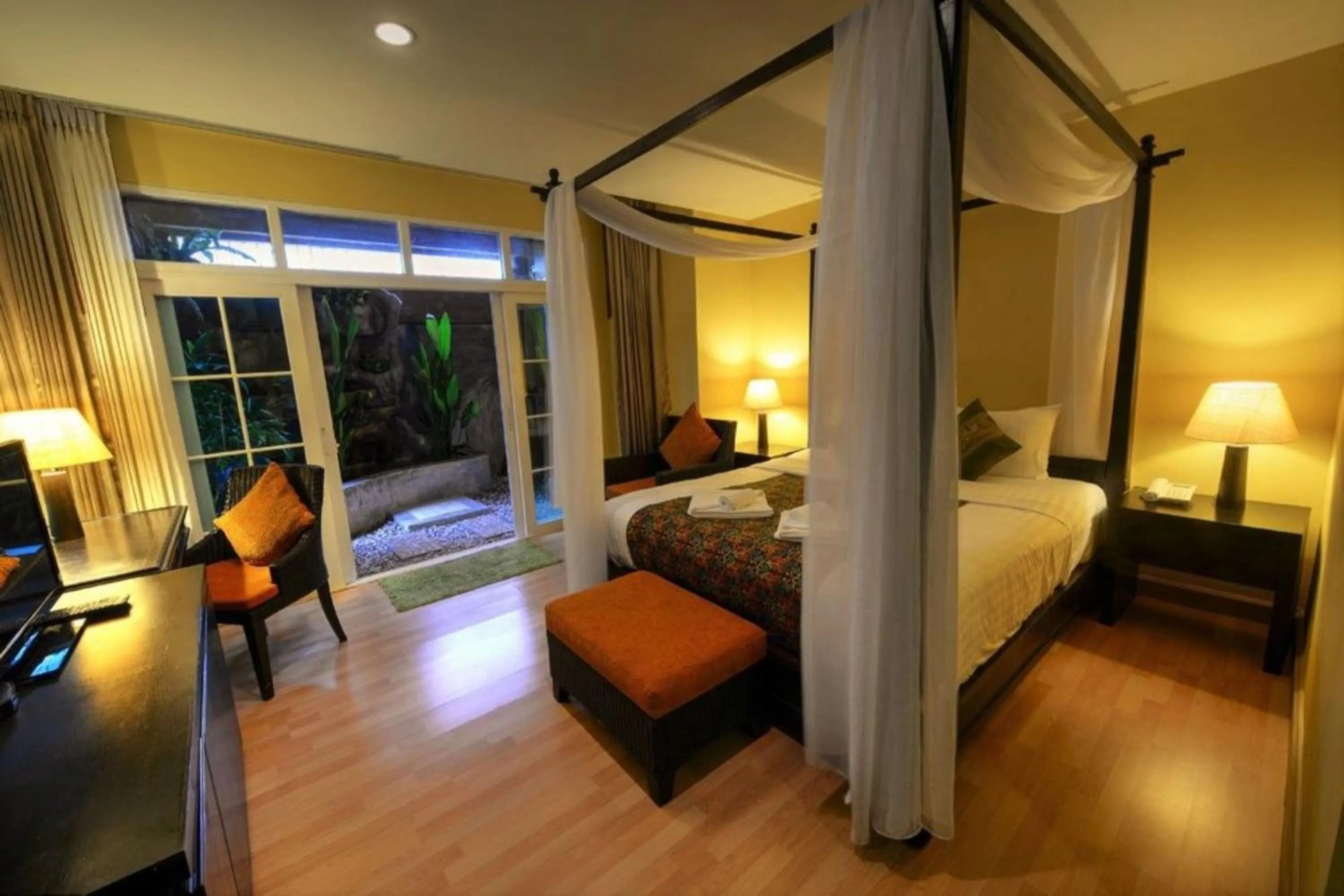 Photo of the whole room, Bed in Baan PhuAnda Phuket
