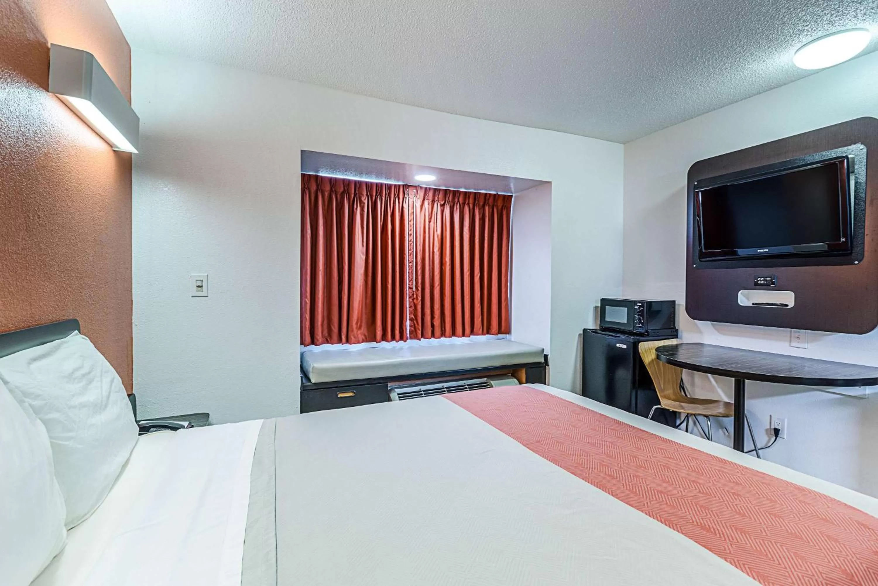 Queen Room - Smoking in Motel 6-Simpsonville, SC - Greenville