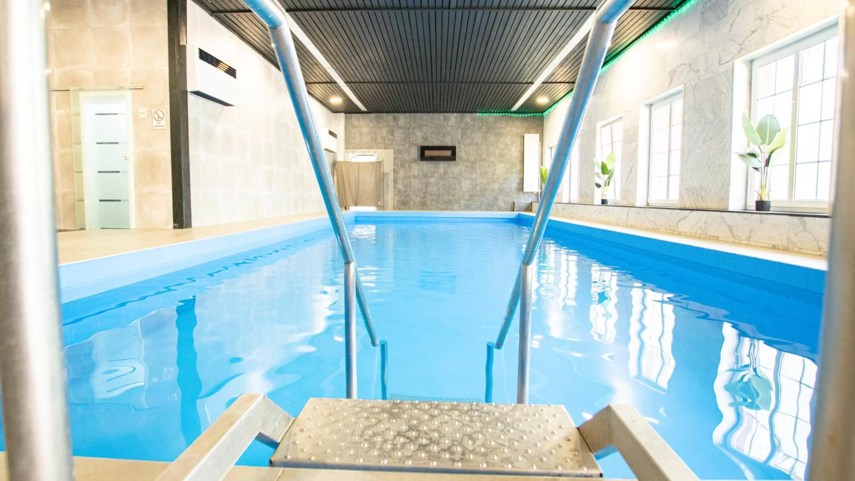 Pool view in El Capitan nähe Movie Park