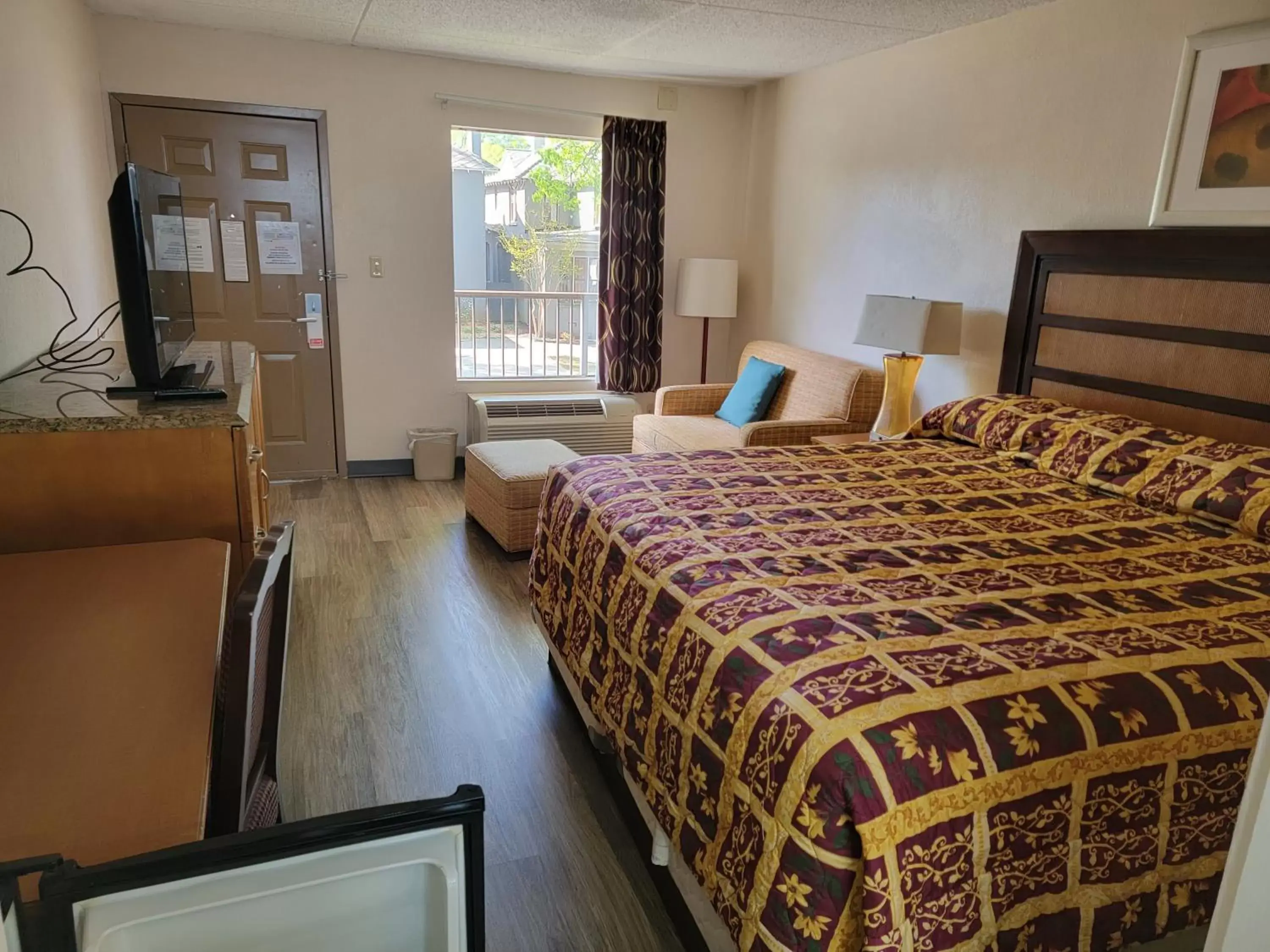 King Room with Spa Bath - single occupancy - Smoking in Studio 9 Inn & Suites King Room with Spa Bath - single occupancy - Smoking in Studio 9 Inn & Suites
