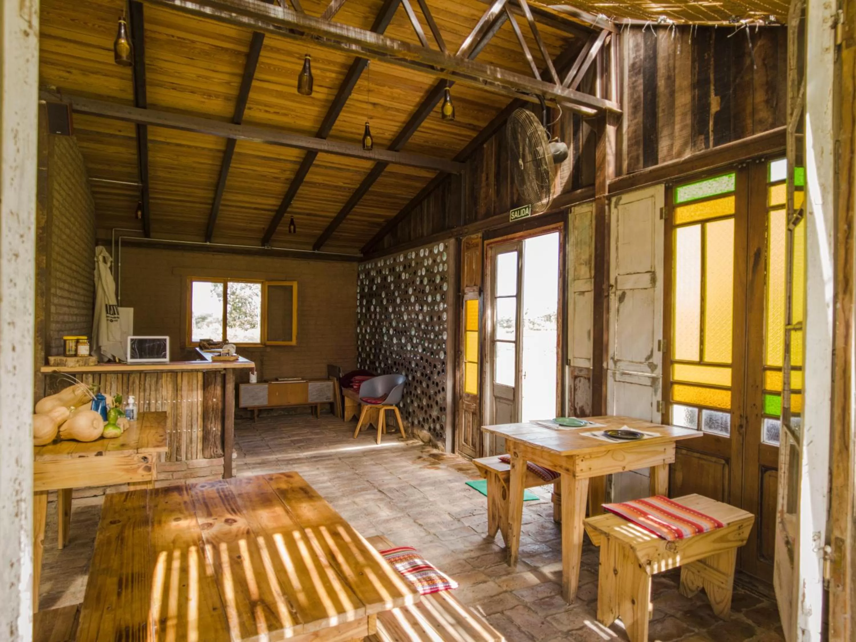 Restaurant/places to eat in Caliu Earthship Ecolodge