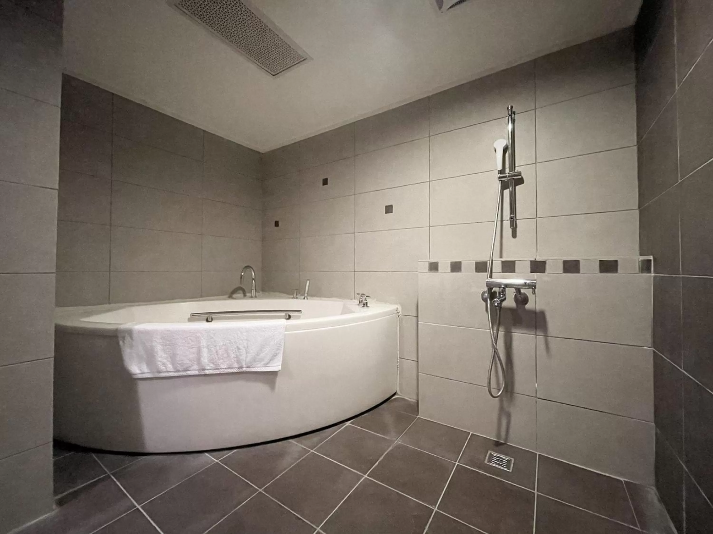 Shower in Guide Hotel Hsinchu Zhongyang