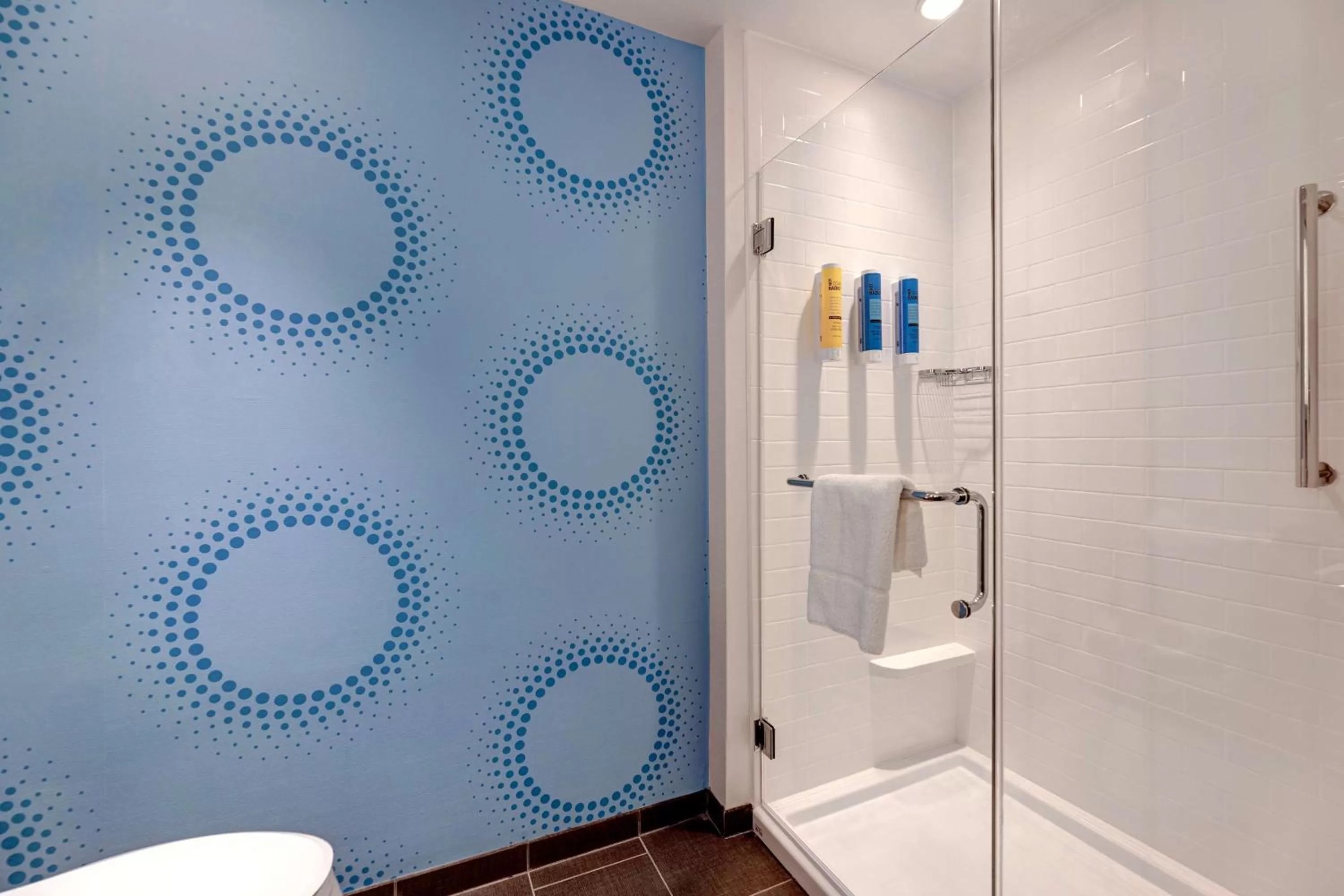 Bathroom in Tru By Hilton Grantville, Pa