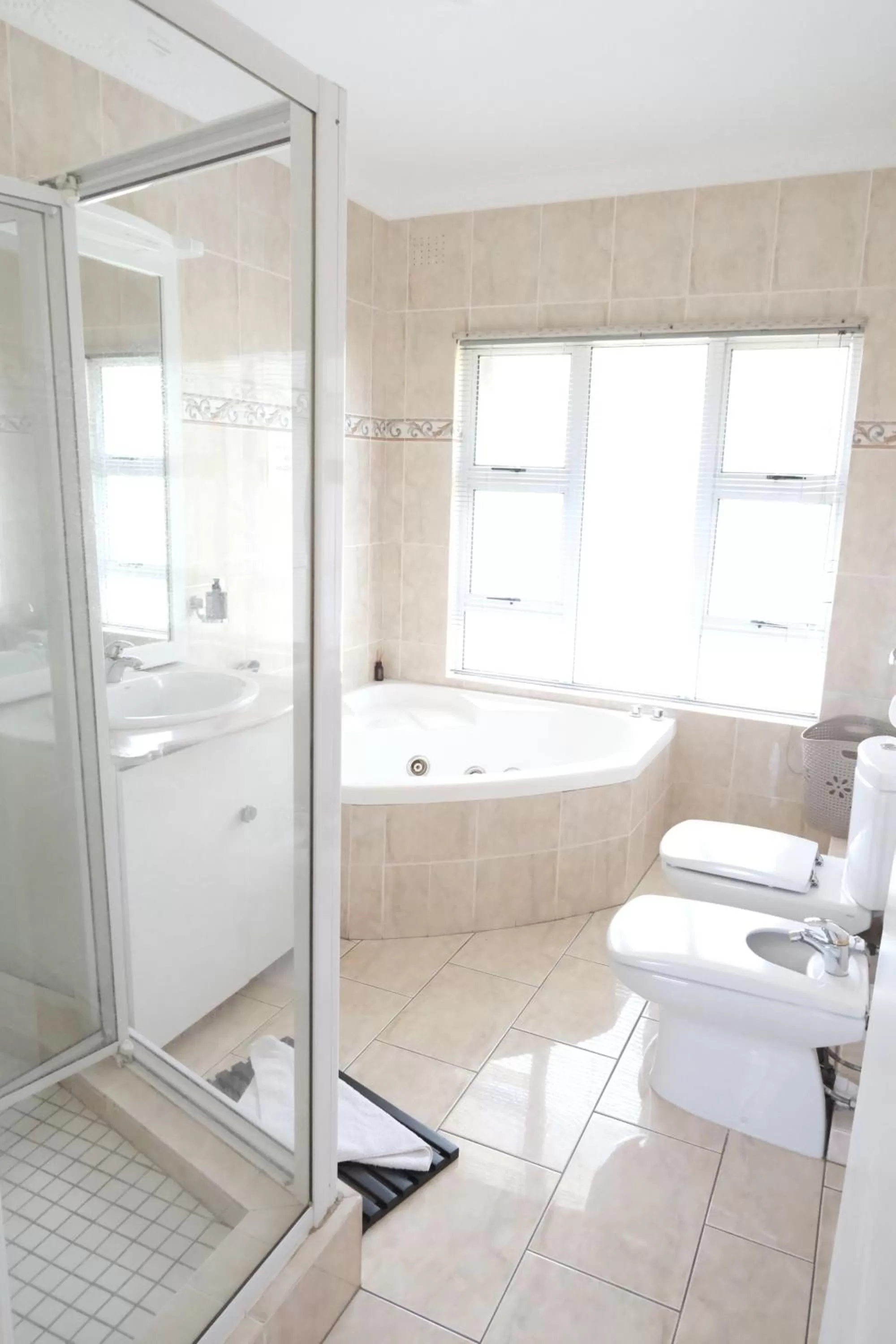 Bathroom in The Whitehouse Bed and Breakfast