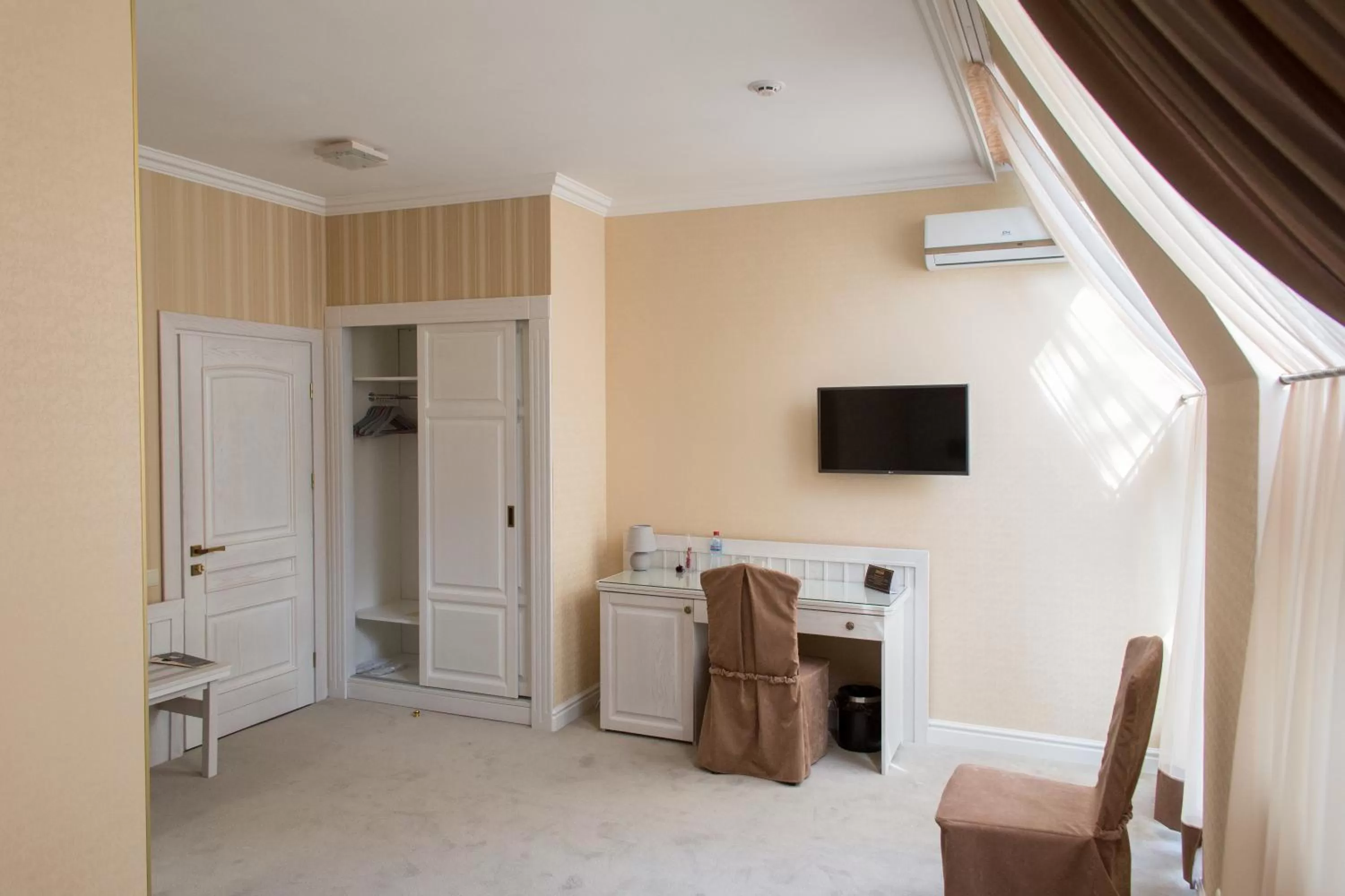 Bedroom, TV/Entertainment Center in Boutique Hotel Deluxe