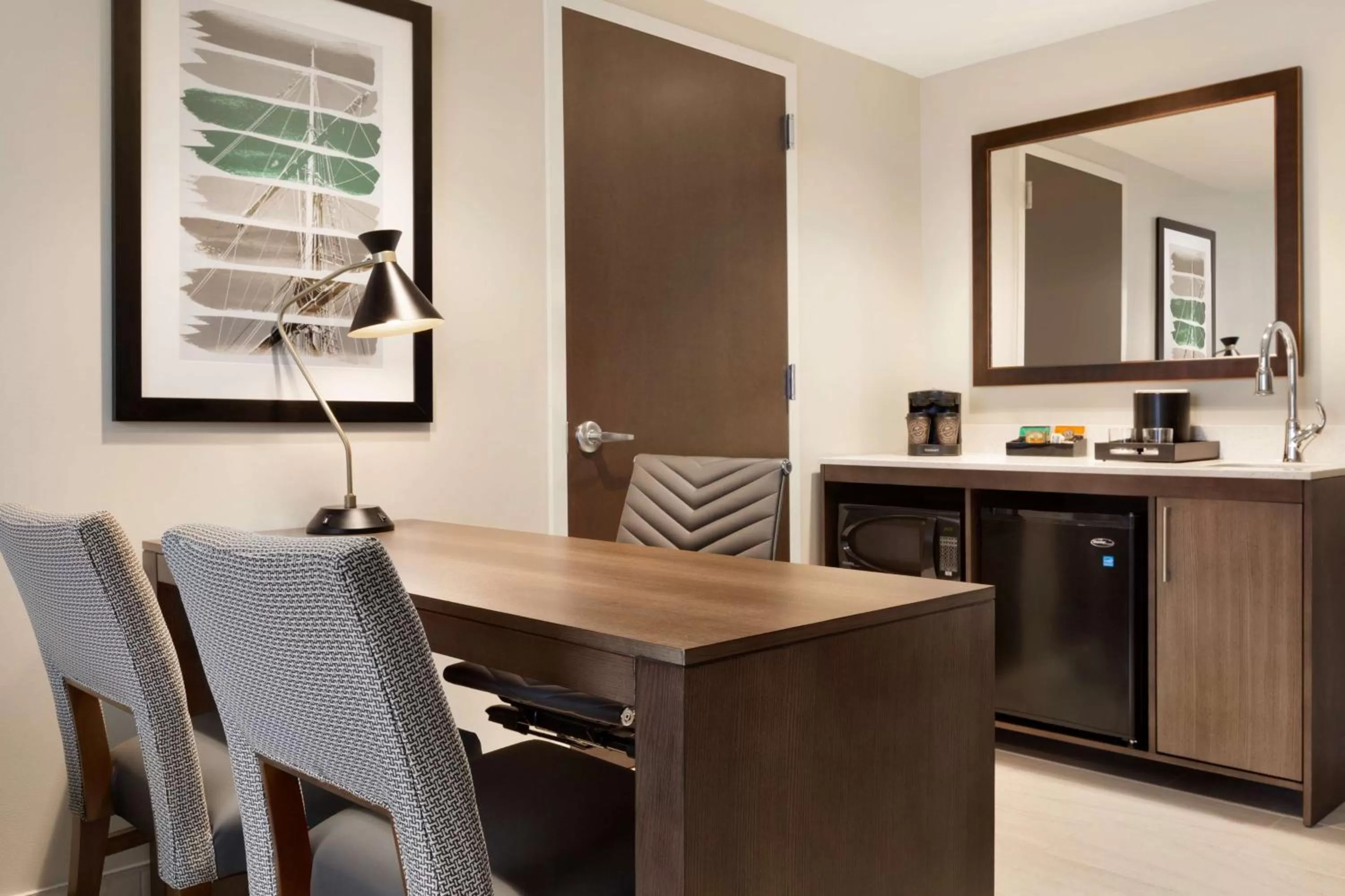 Kitchen or kitchenette in Embassy Suites By Hilton Wilmington Riverfront