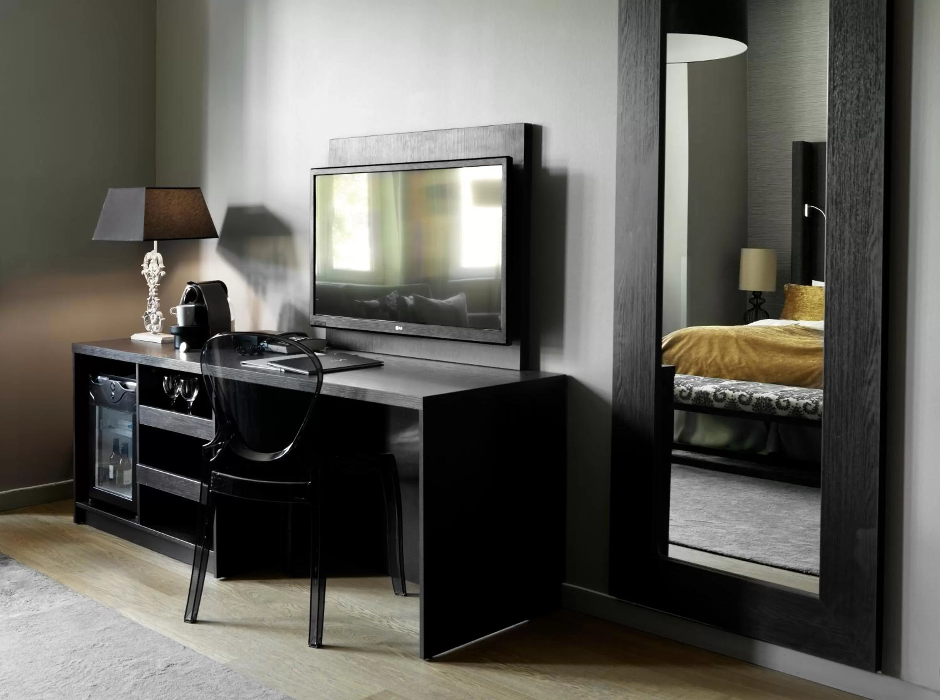 TV and multimedia, Bed in Saga Hotel Oslo, WorldHotels Crafted