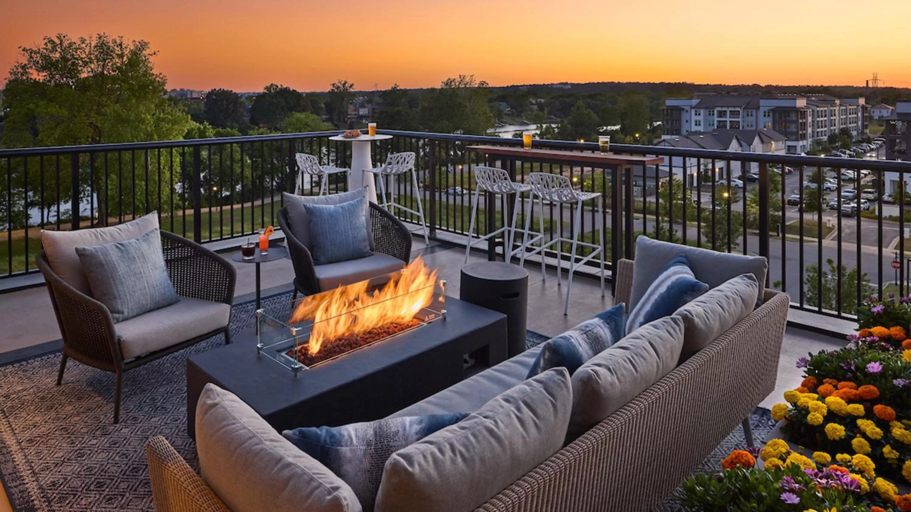 Lounge or bar in Crowne Plaza North Augusta, by IHG