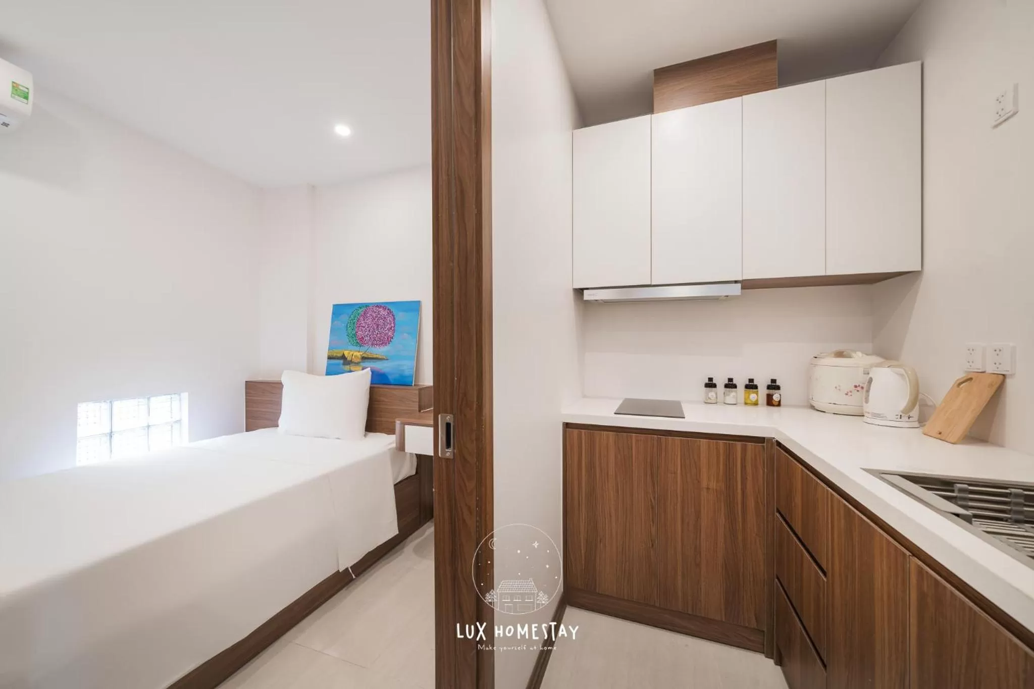 Kitchen or kitchenette, Bed in Lux Westlake Studio