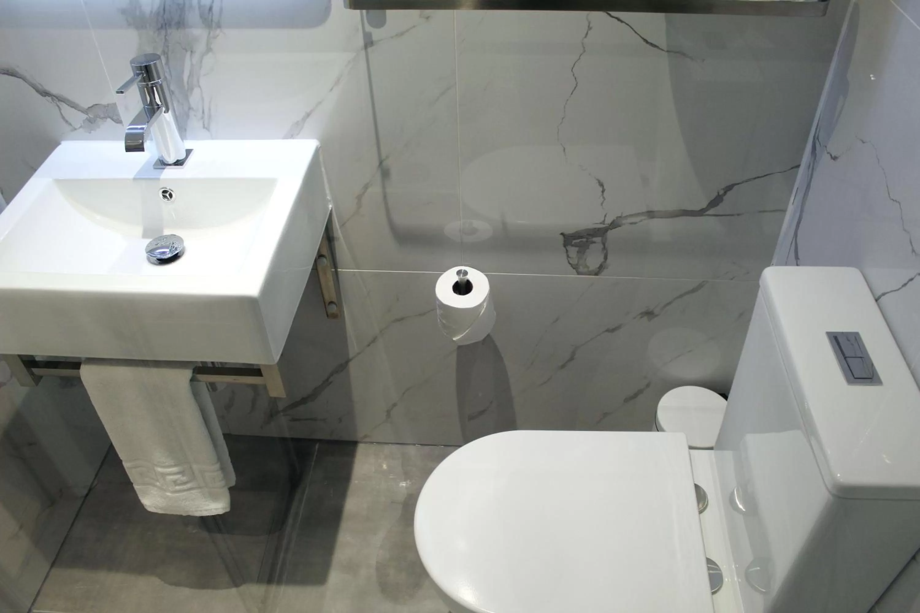 Toilet in CG Kensington