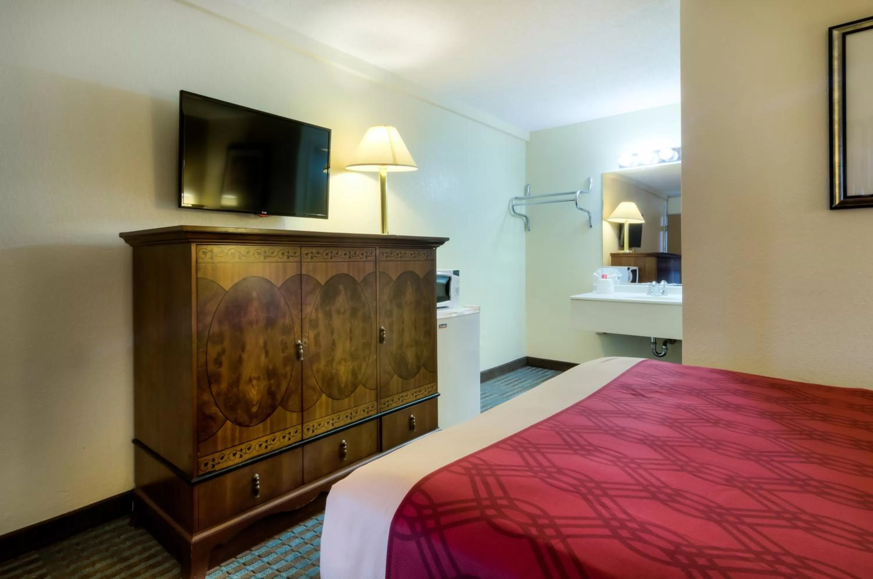 Queen Room - Disability Access/Non-Smoking in Econo Lodge