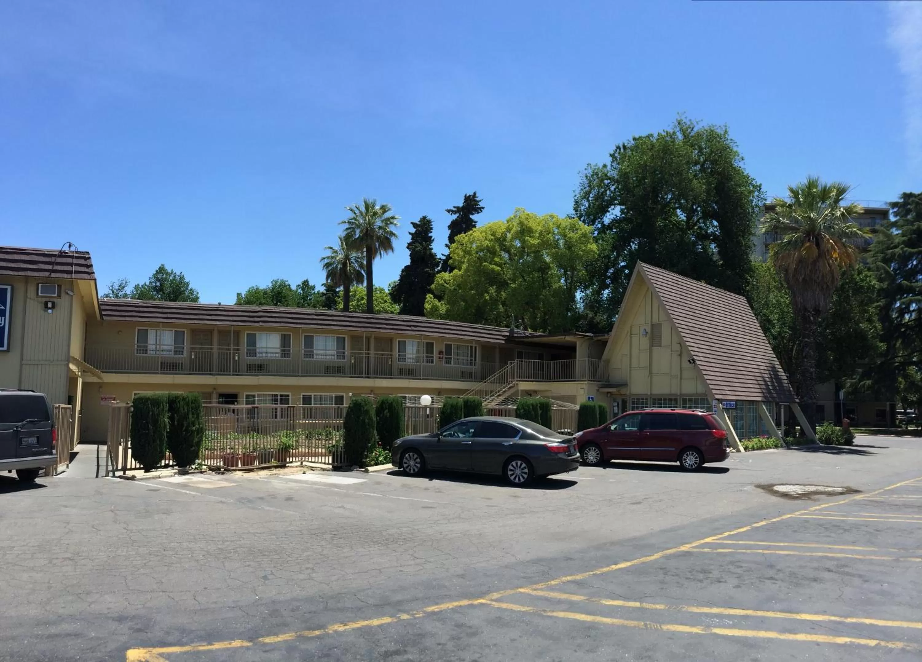 Facade/entrance in Discovery Inn