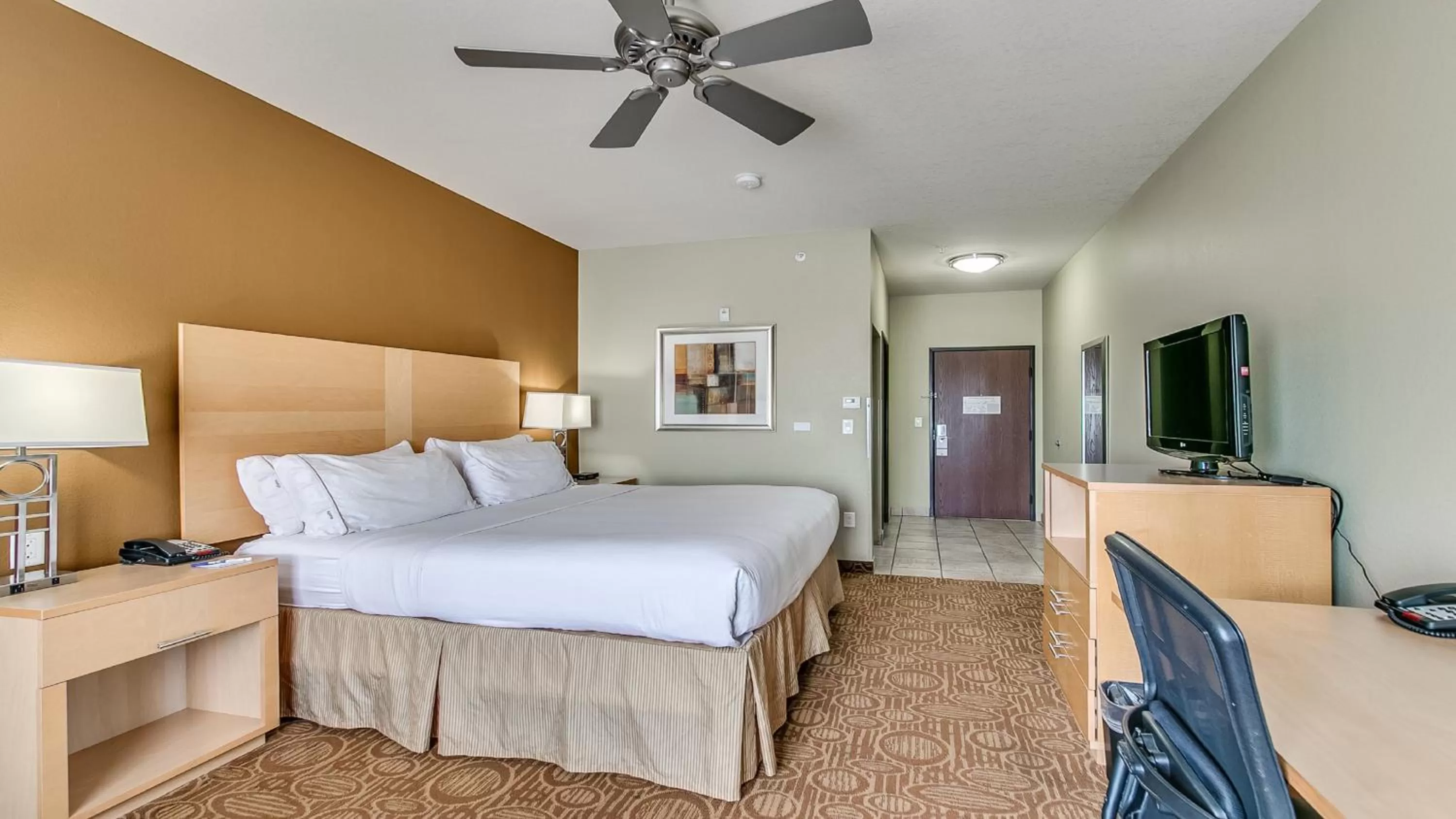 Photo of the whole room, Bed in Holiday Inn Express & Suites Lubbock Southwest – Wolfforth by IHG