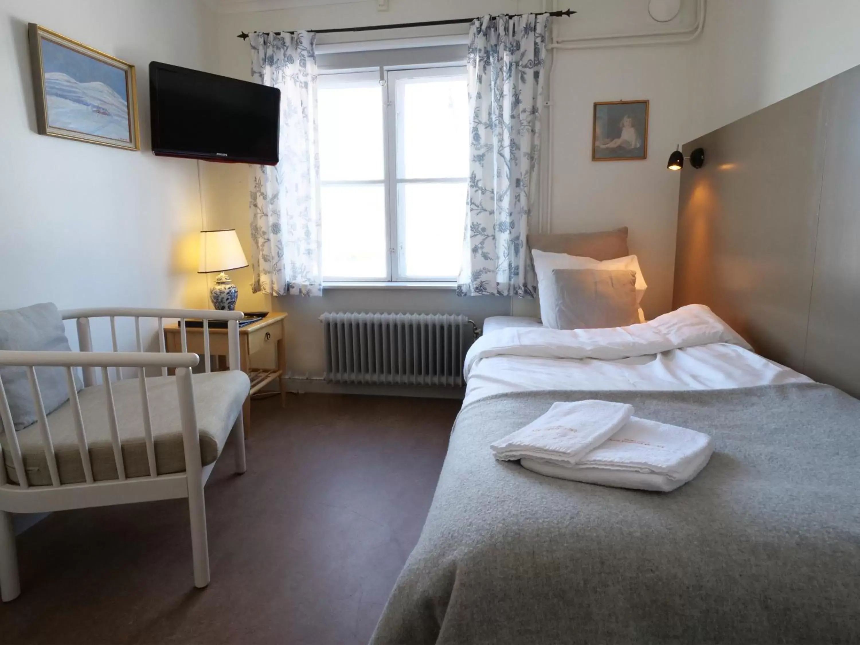 Basic Single Room with Shared Bathroom in Gripsholms BnB Basic Single Room with Shared Bathroom in Gripsholms BnB