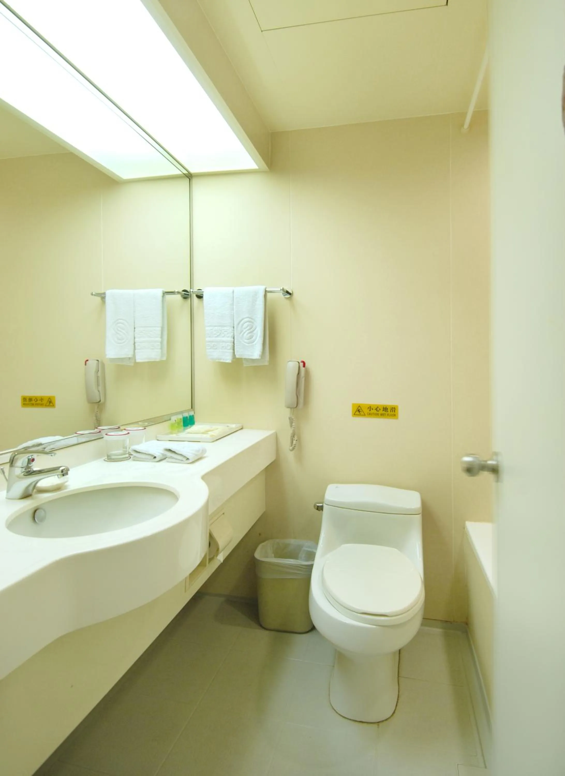 Bathroom in Oscar Hotel