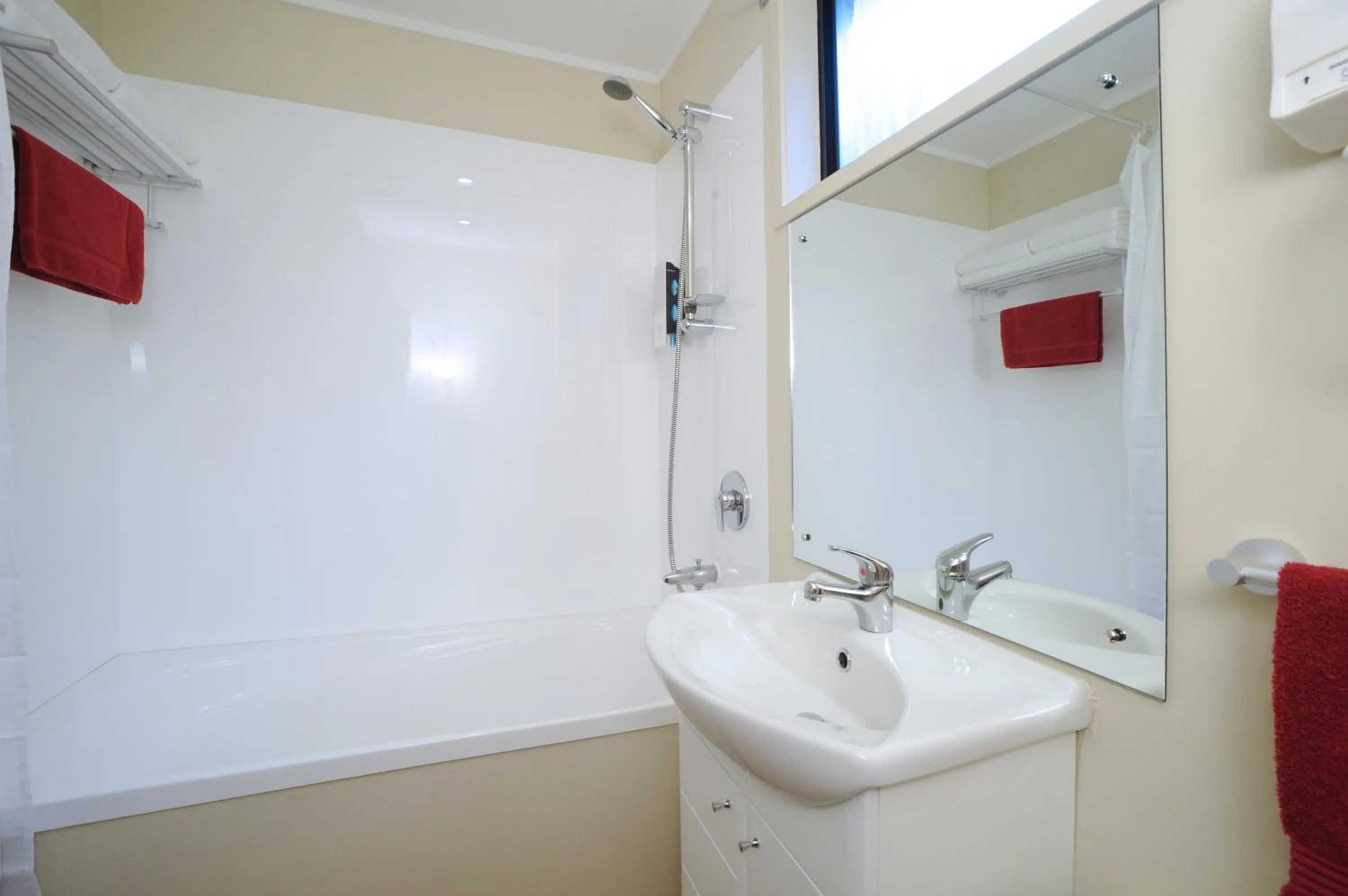 Bathroom in Tudor Court Motor Lodge