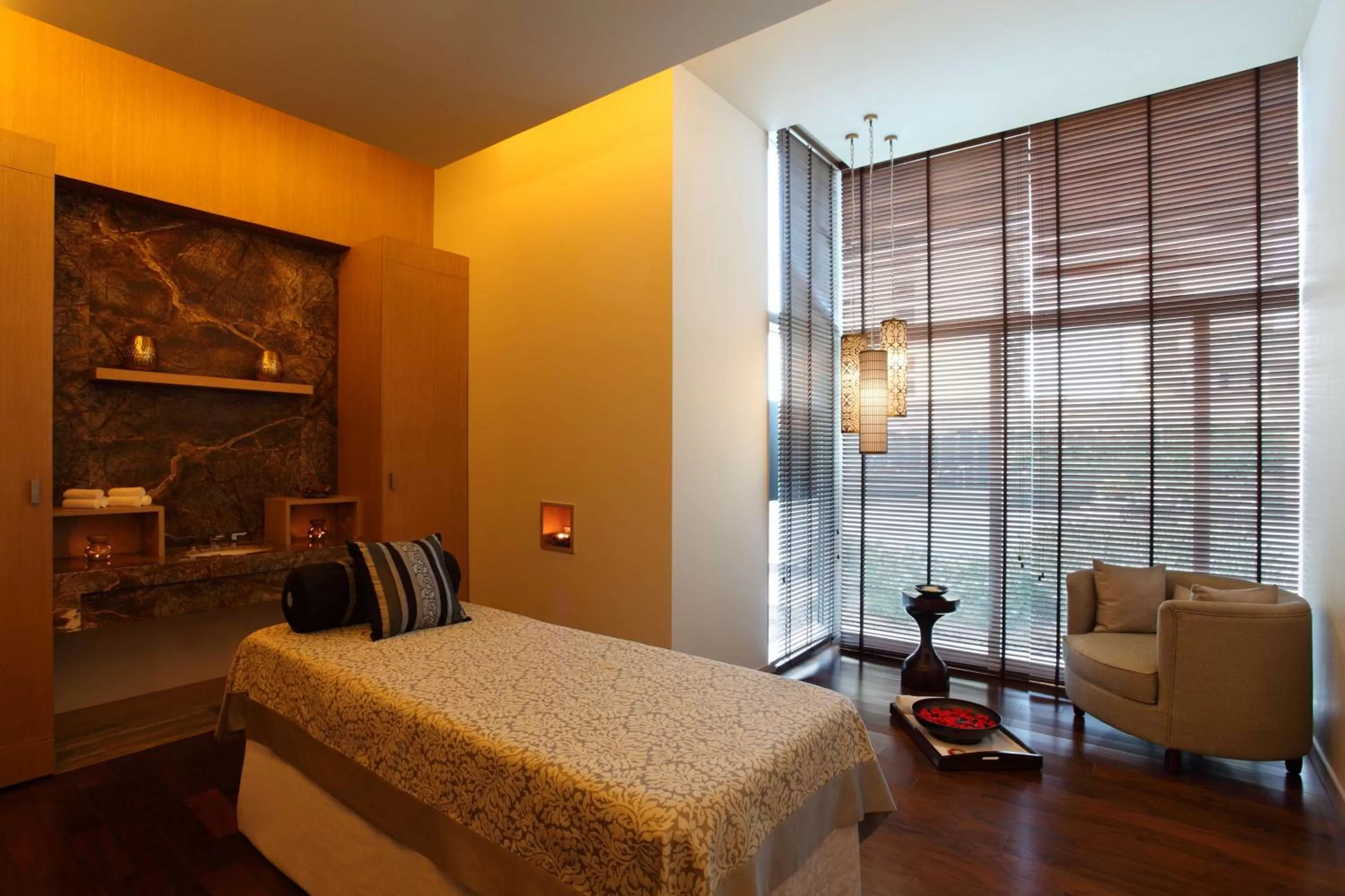Spa and wellness centre/facilities, Bed in Hyatt Regency Ahmedabad