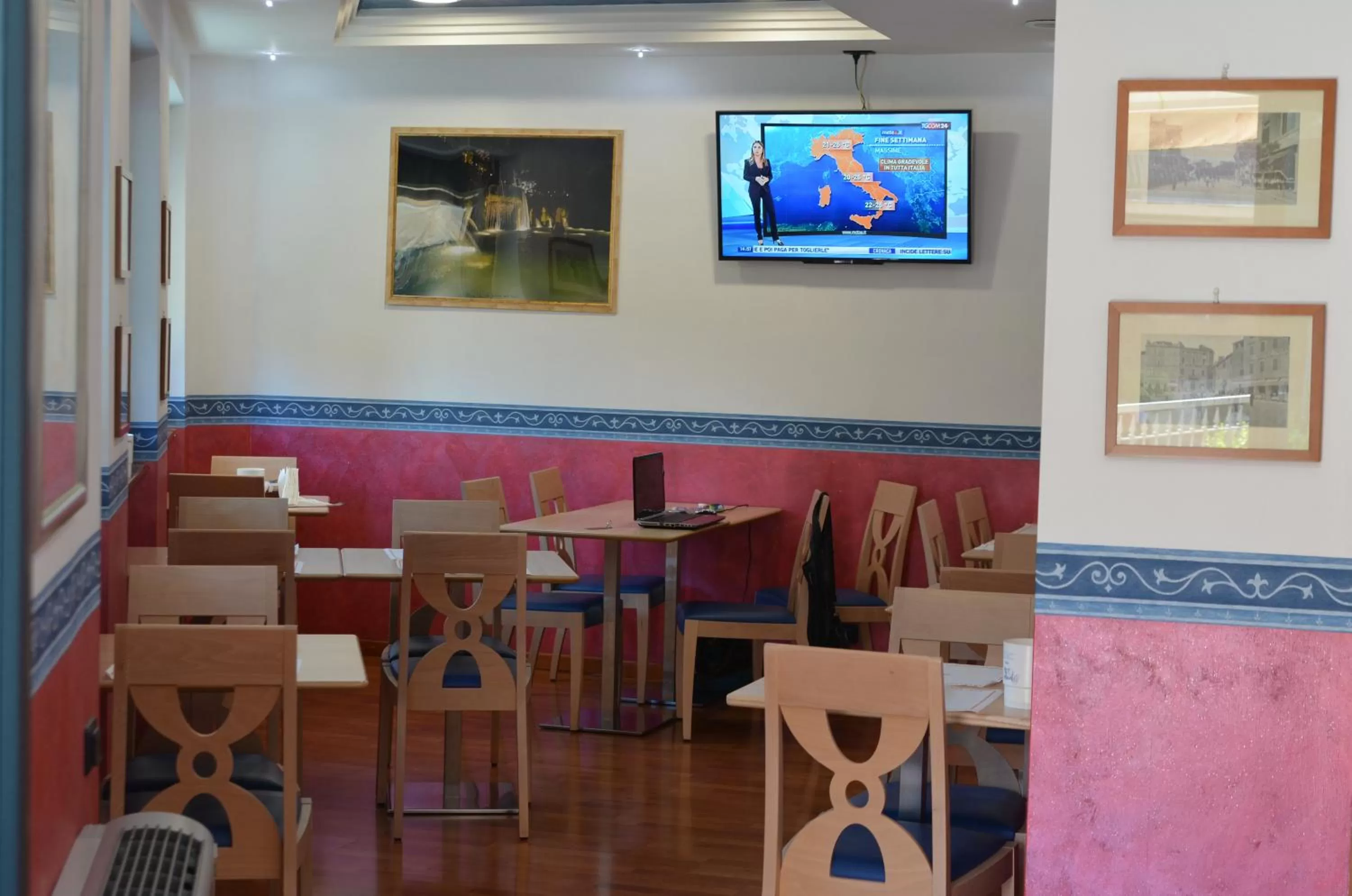 Communal lounge/ TV room in Hotel Aurora