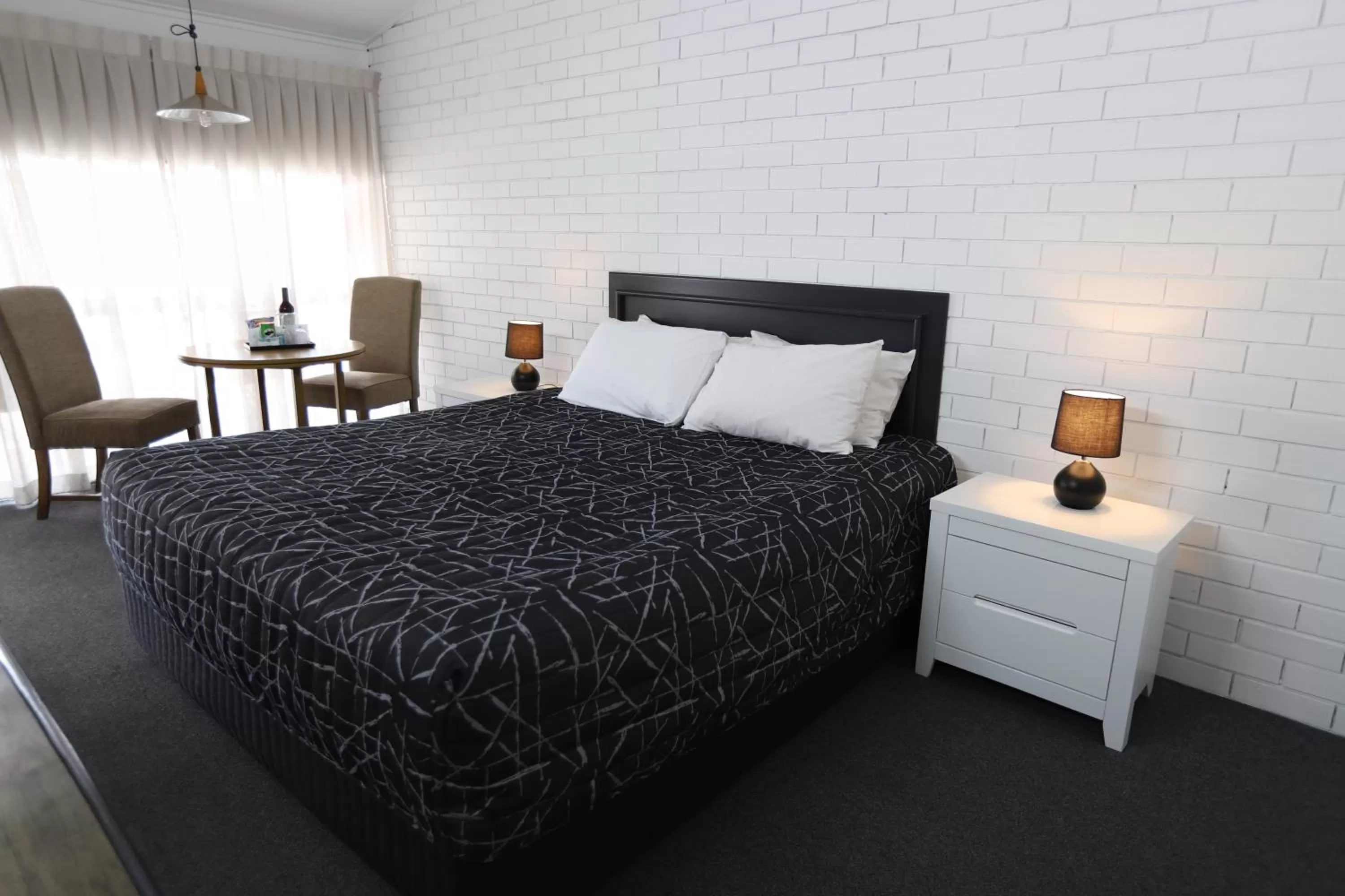 Bedroom, Bed in The Town House Motor Inn