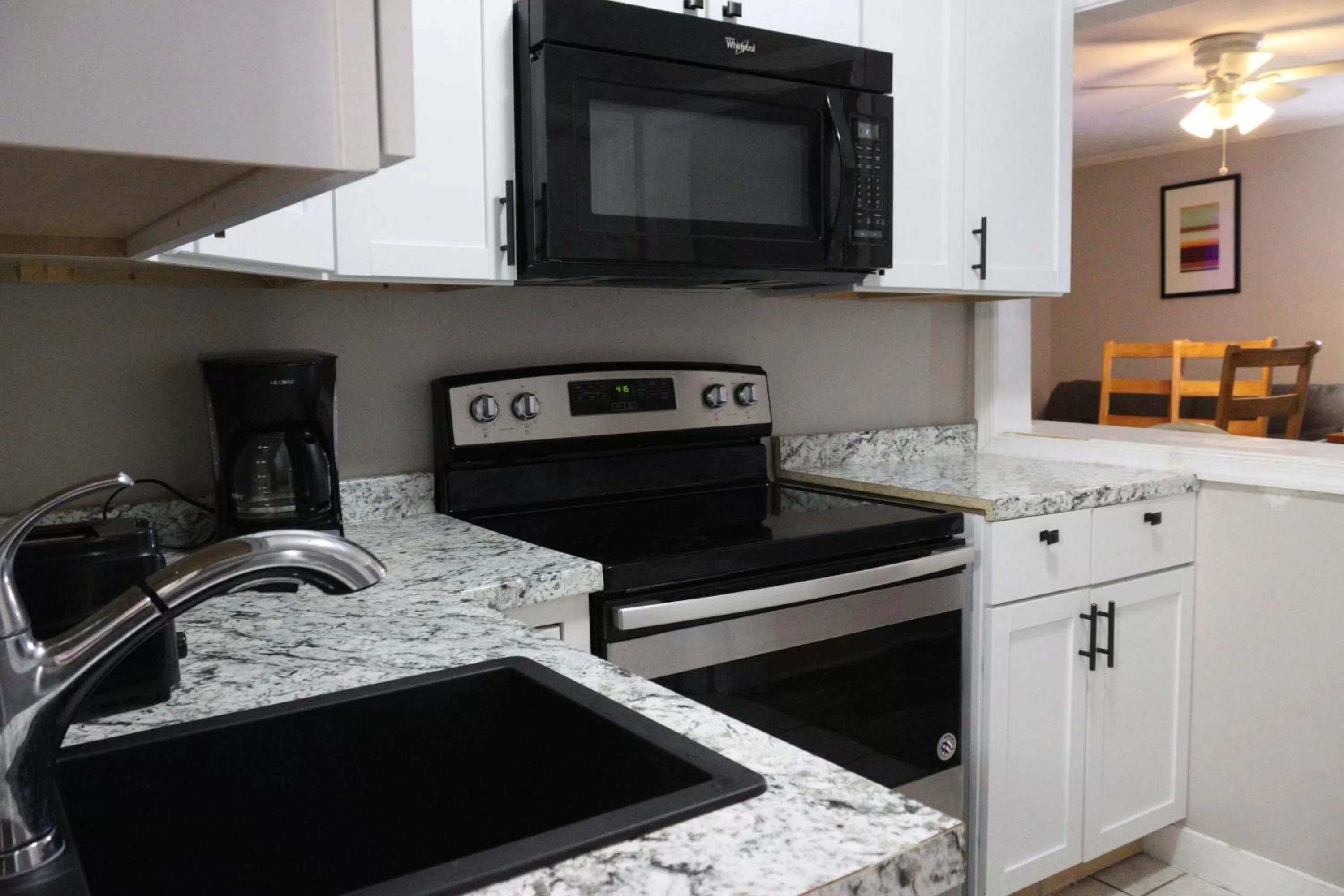 Kitchen or kitchenette in The Burgundy Inn Hotel and Apartments