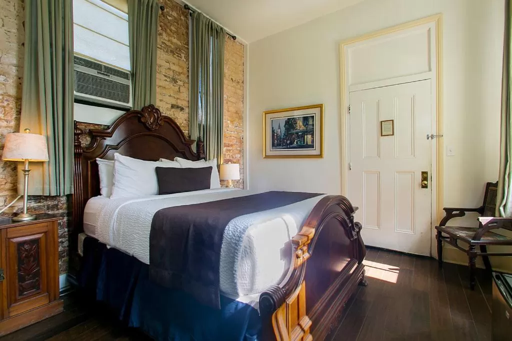 Bedroom, Bed in Lafitte Hotel & Bar