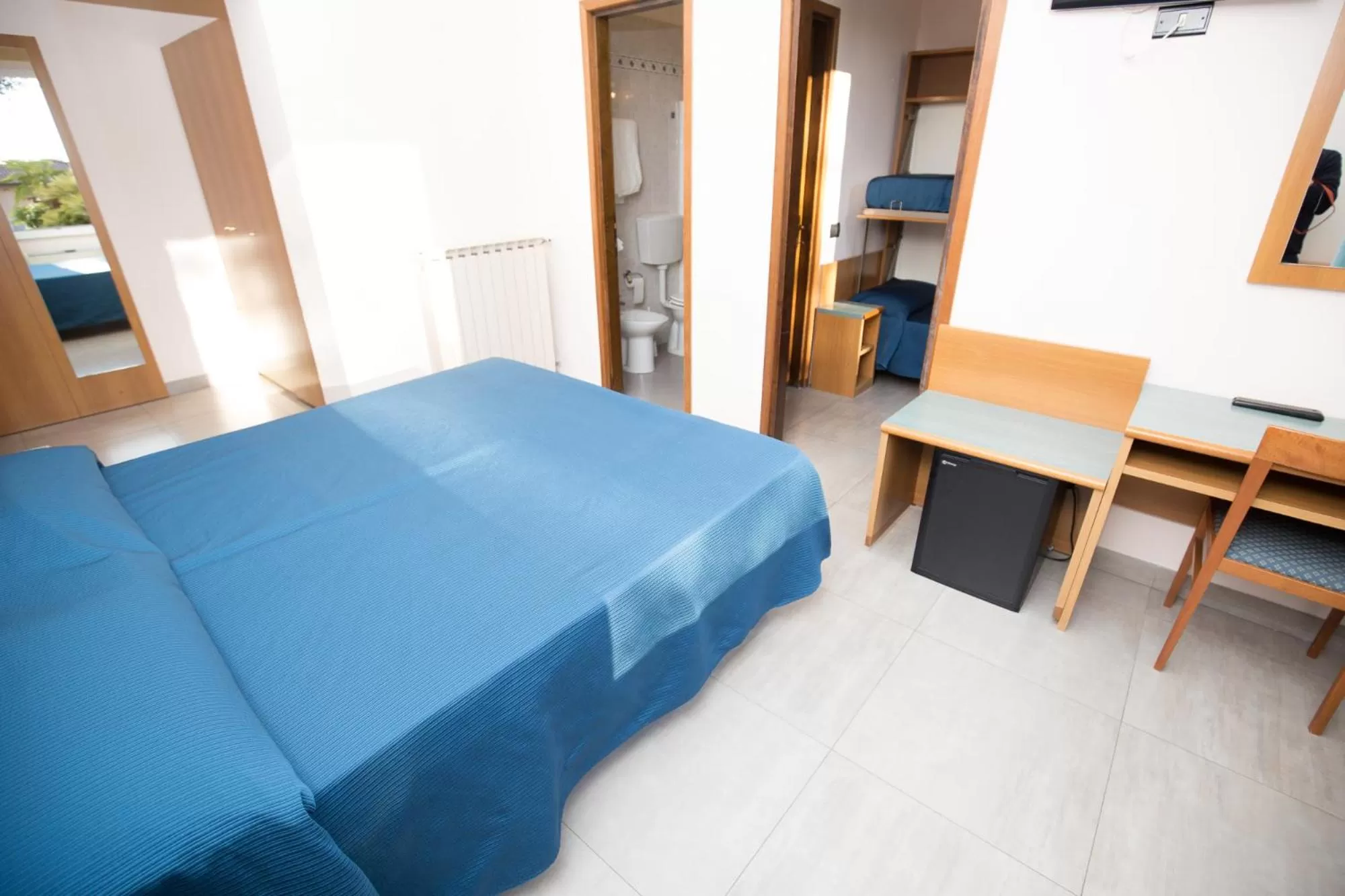 Family Room with Private Bathroom in Hotel Roma