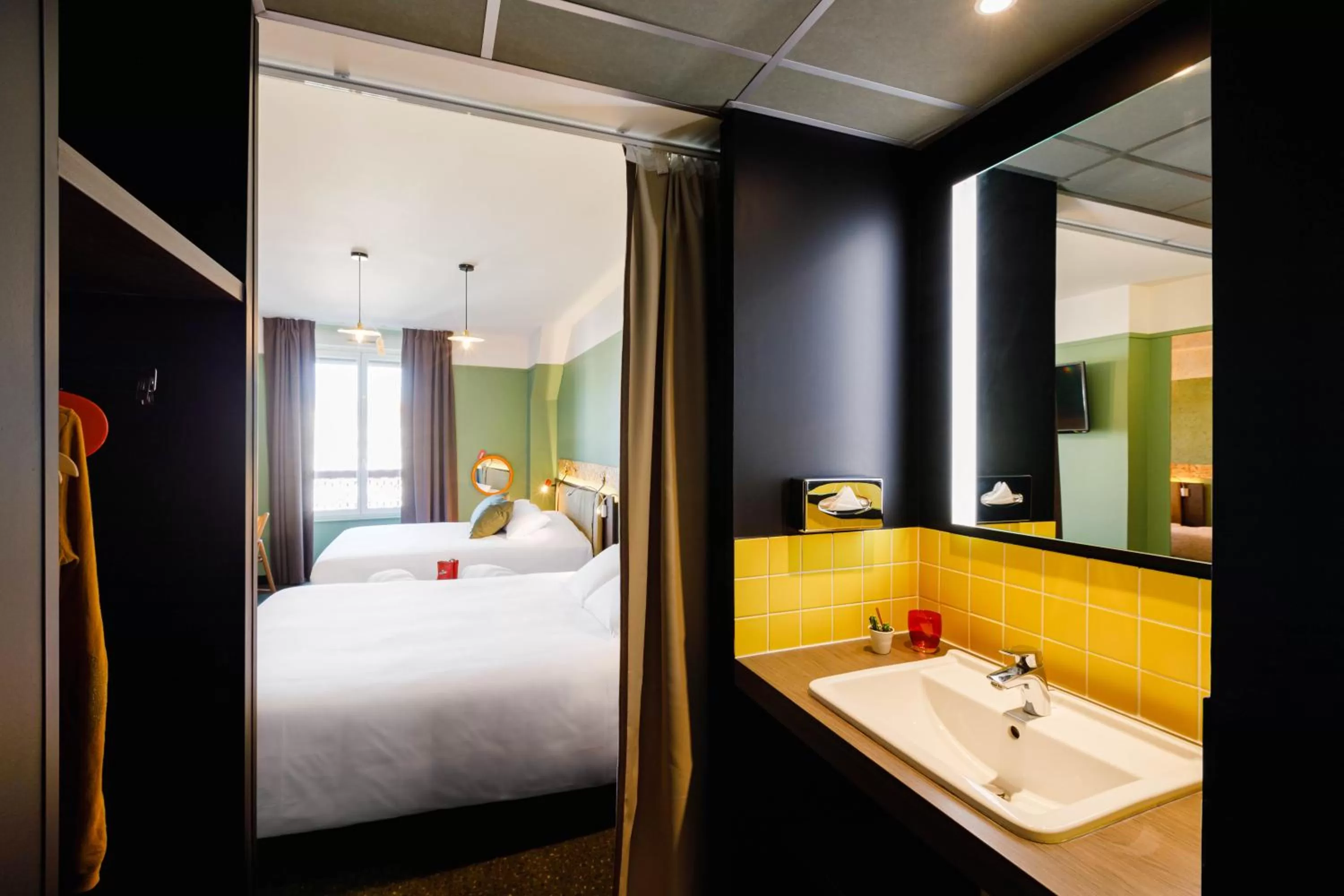 Bathroom, Bed in Greet Hotel Lyon Confluence