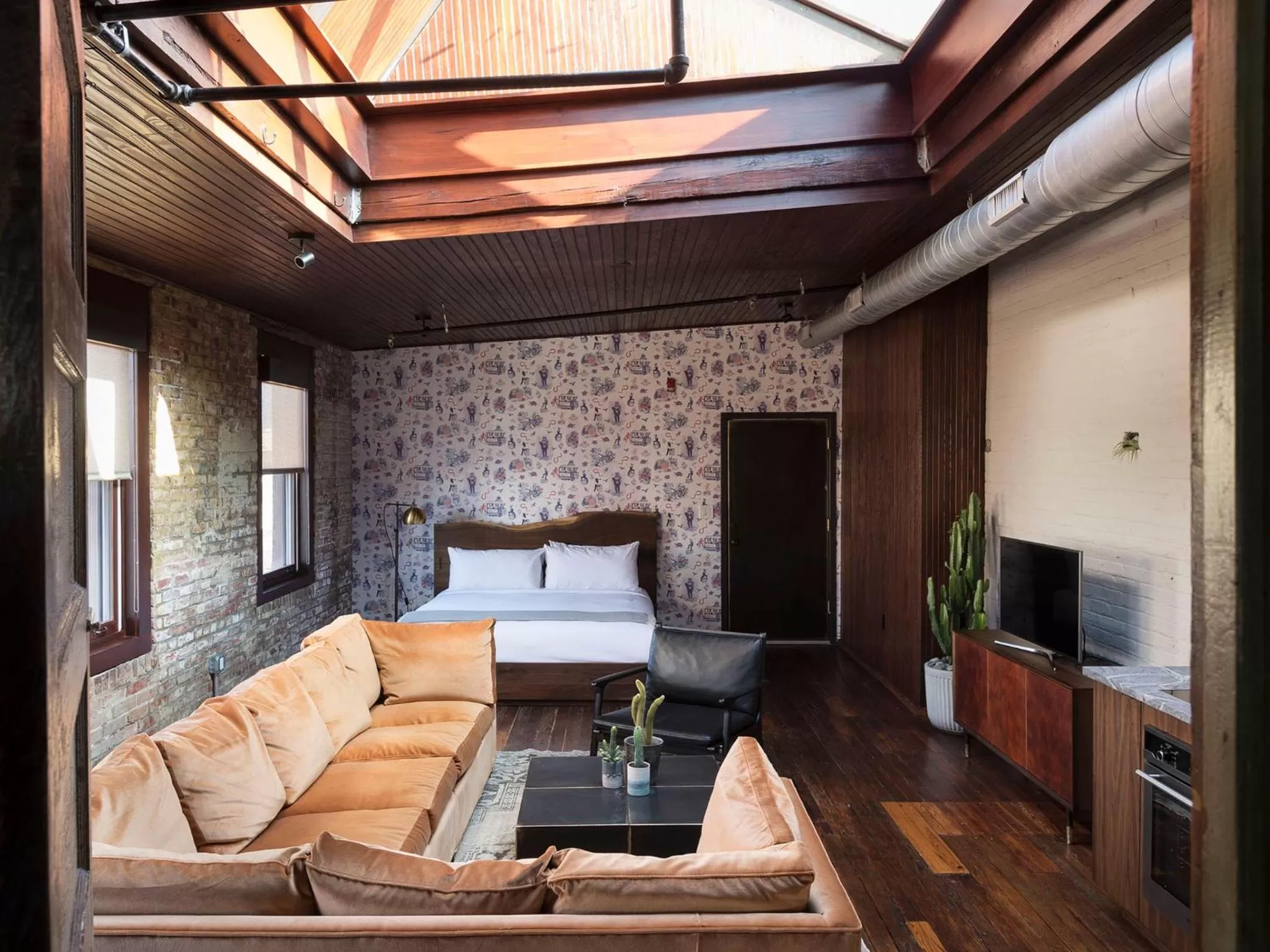 Seating area, Bed in Wm. Mulherin's Sons Hotel