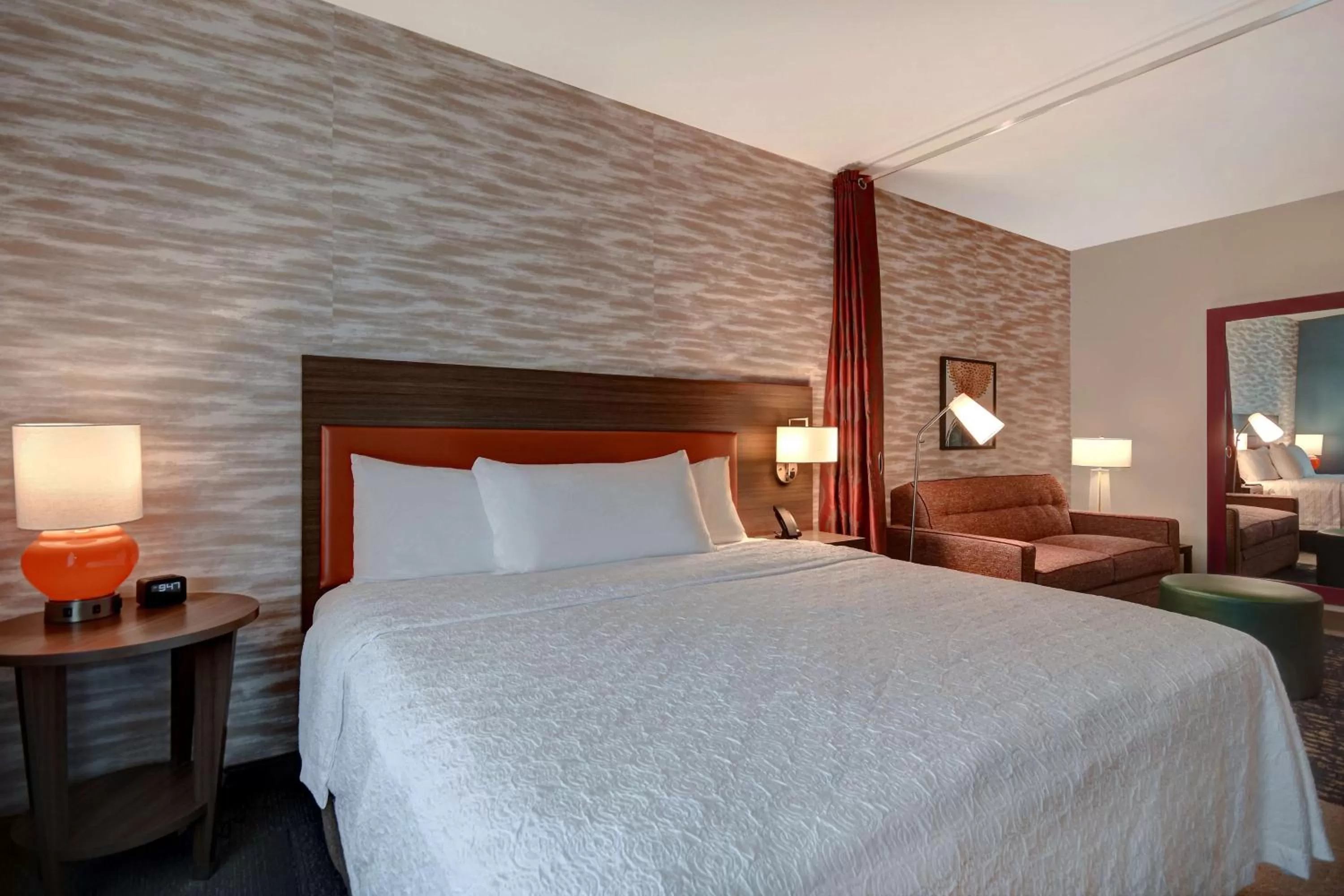 Bed in Home2 Suites by Hilton Troy