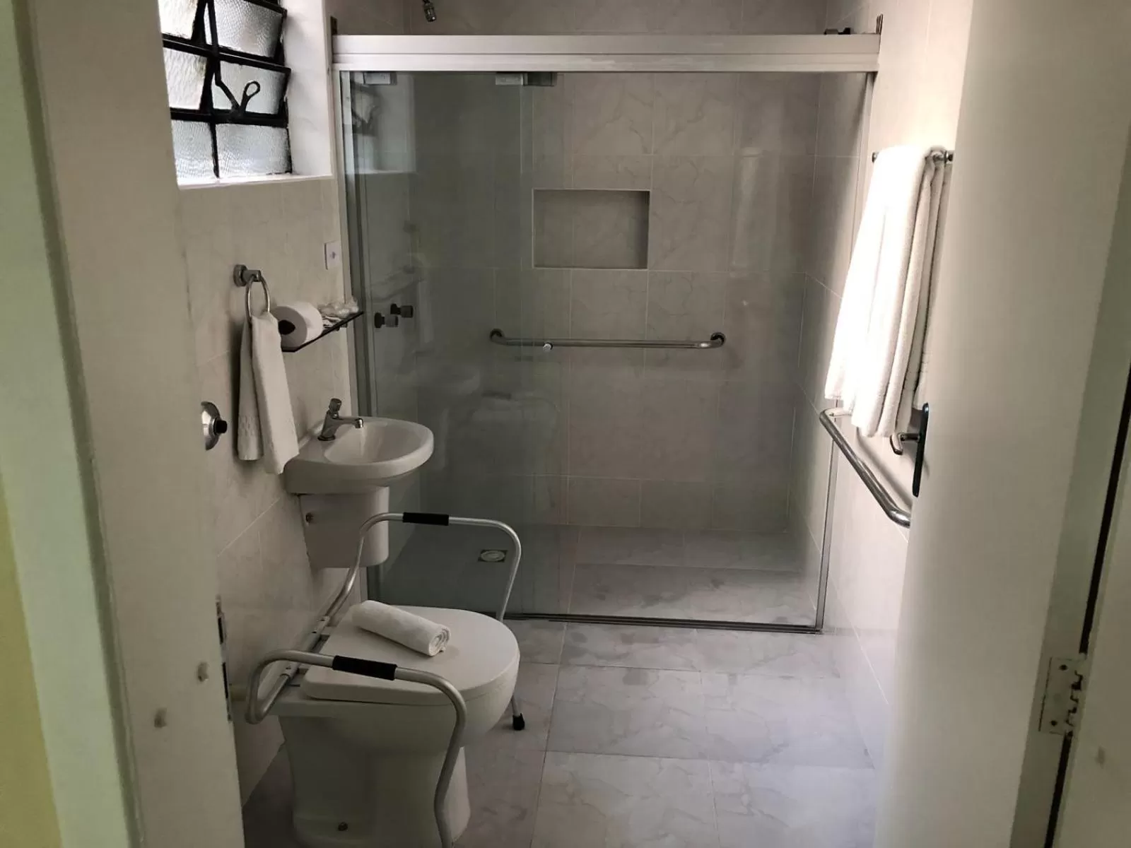 Shower in Hotel Estação Express