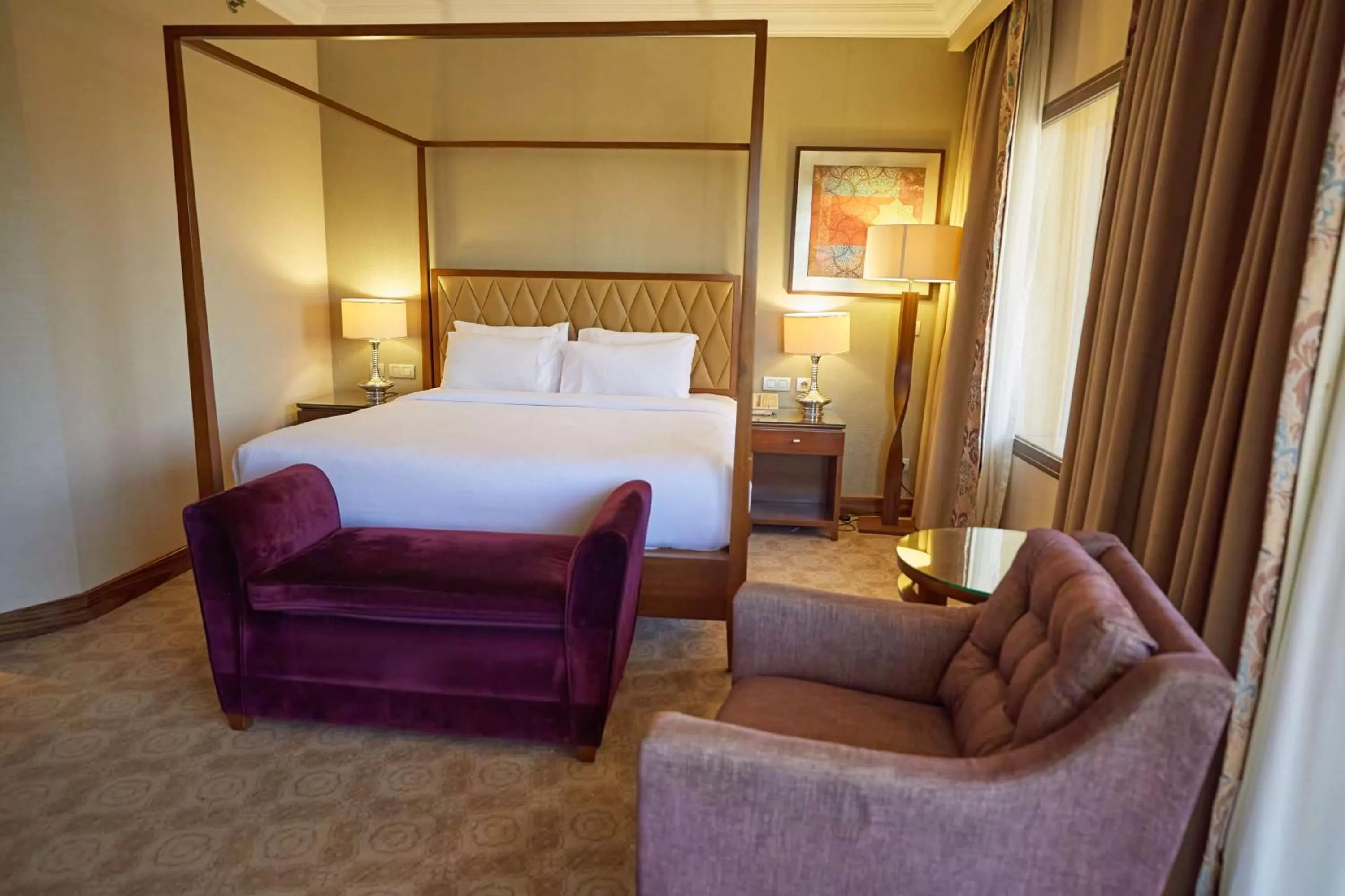 One-Bedroom King Suite with Pool View in Hilton Alexandria King's Ranch Hotel