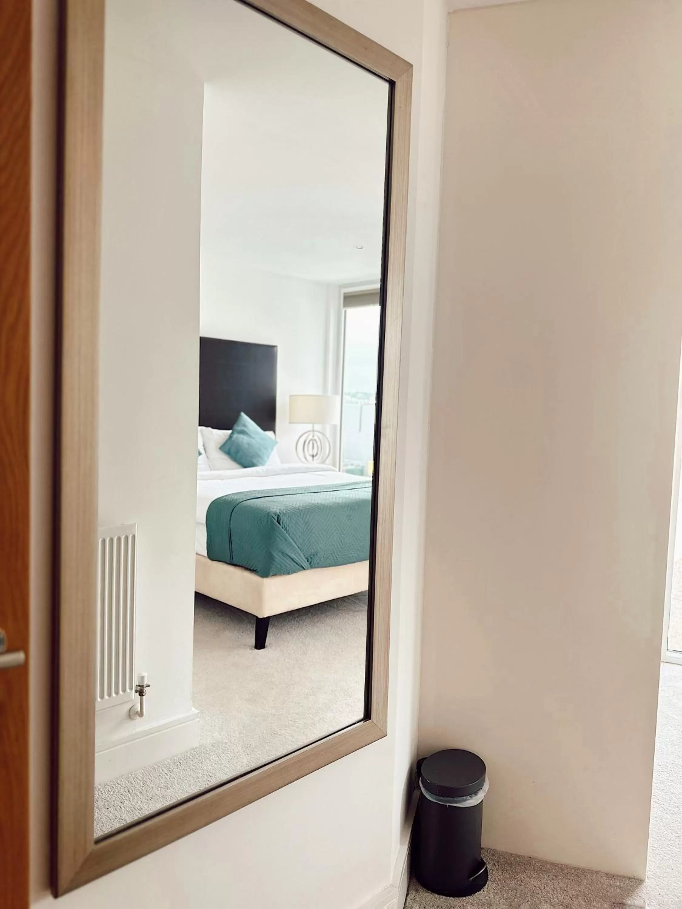 Bedroom, Bed in Canary Wharf - Luxury Apartments