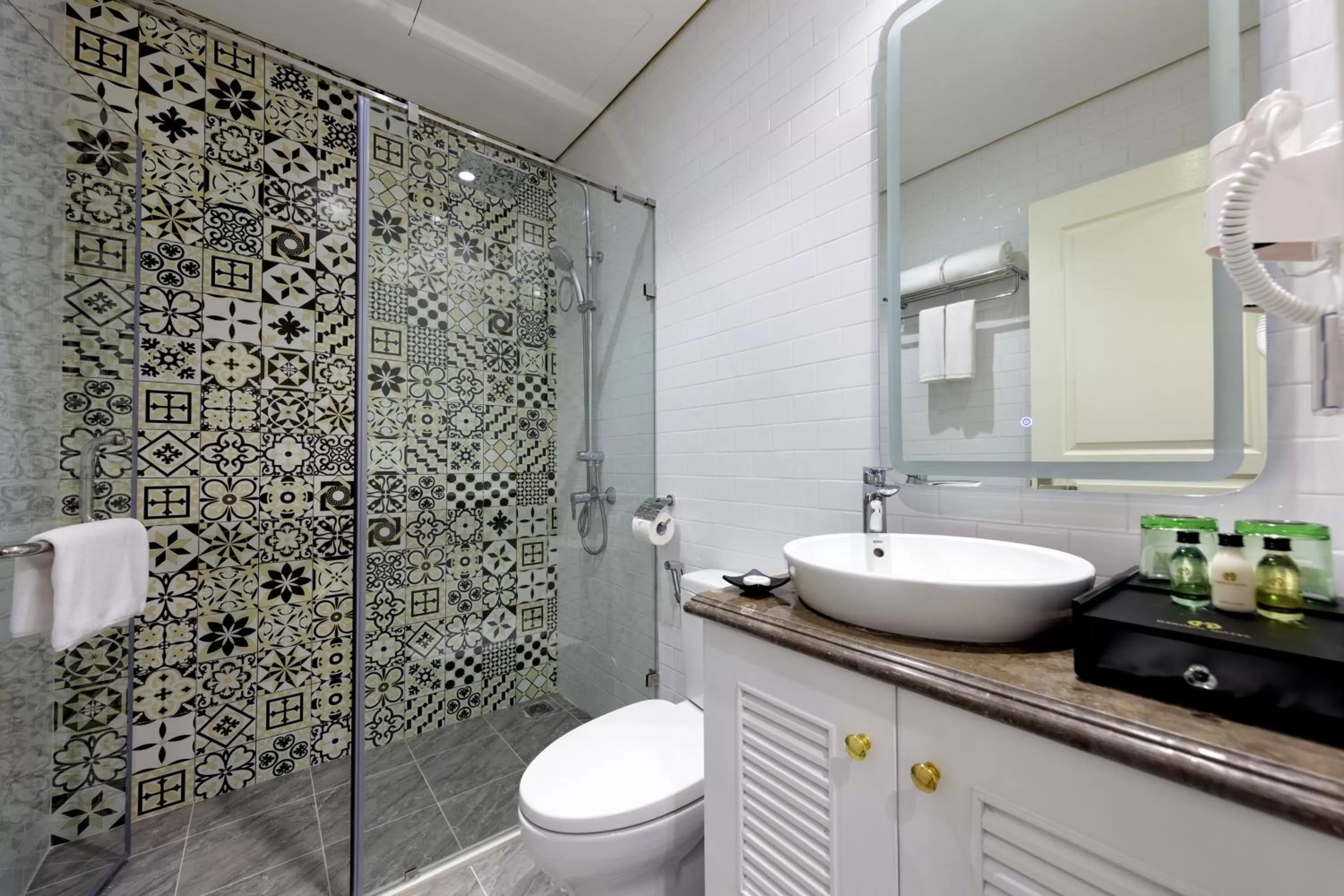 Bathroom in Minasi HanoiOi Lakeside Hotel