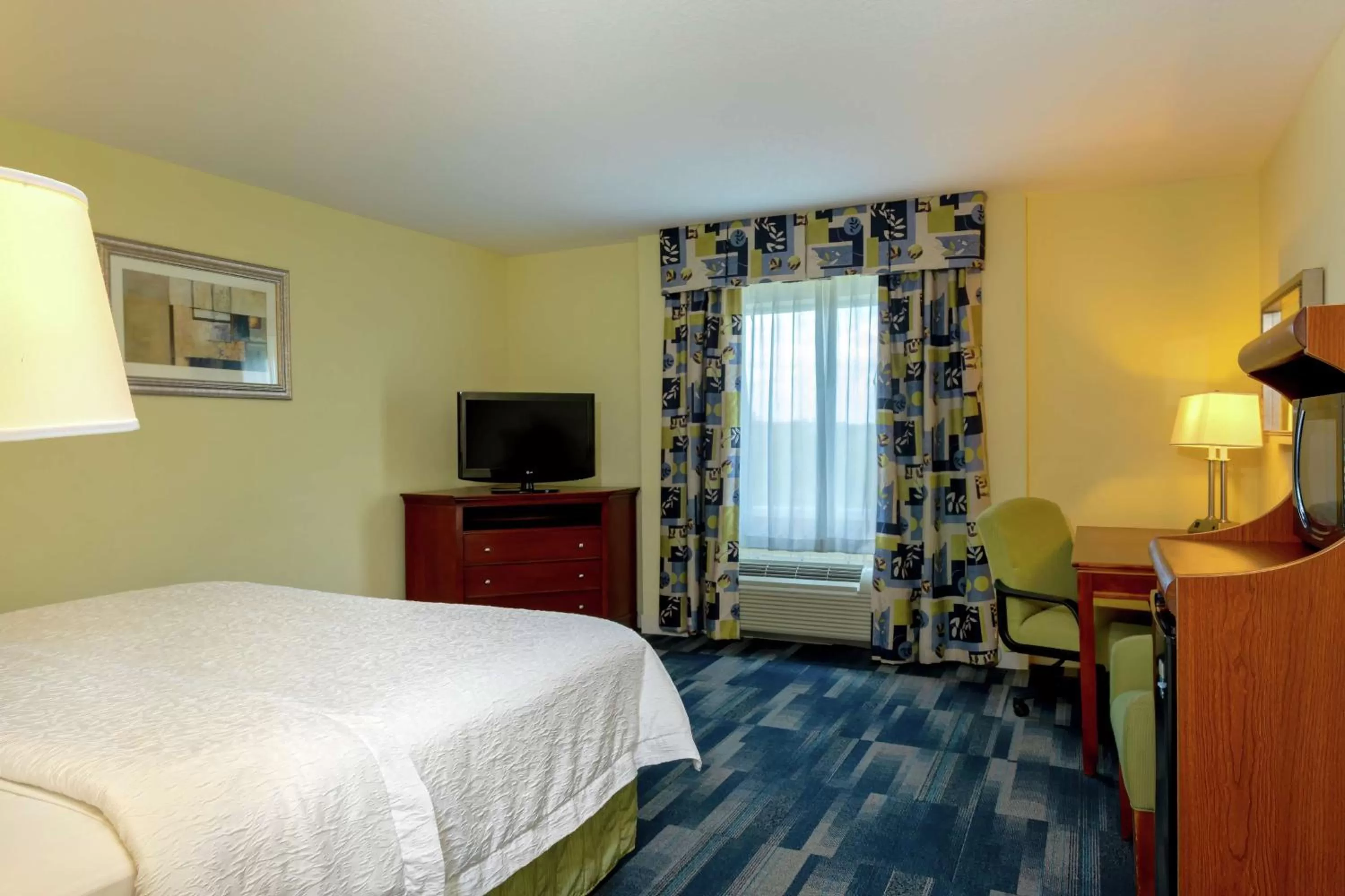 Bedroom, Bed in Hampton Inn & Suites - Fort Pierce
