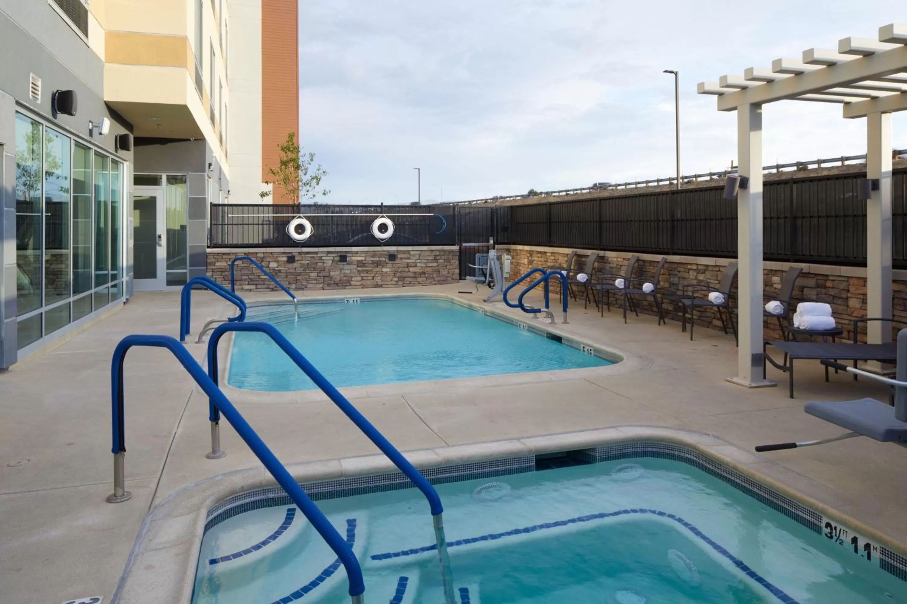 Swimming pool in Fairfield by Marriott Inn & Suites Palmdale West