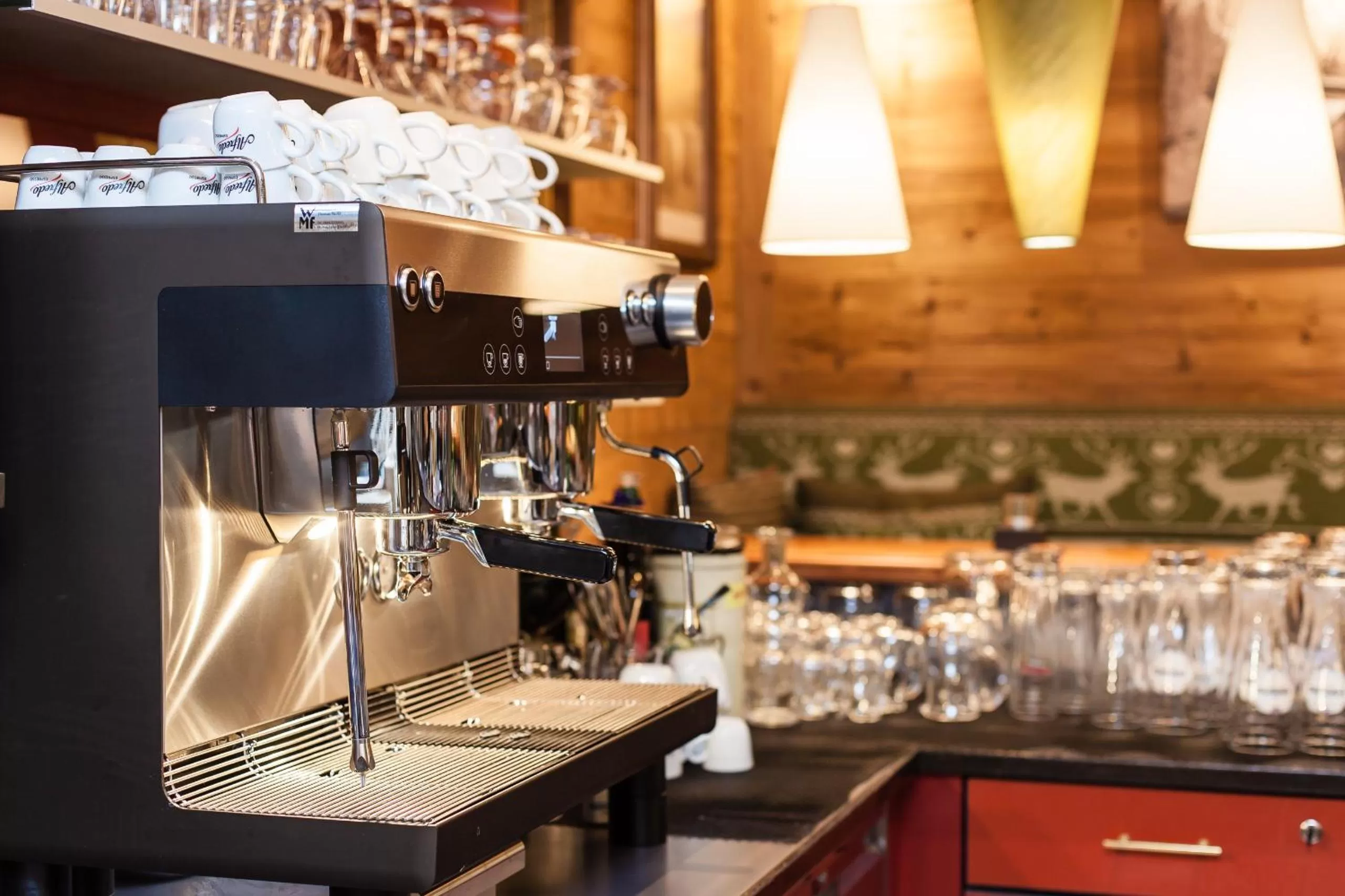 Lounge or bar in Alpenhotel Tirolerhof