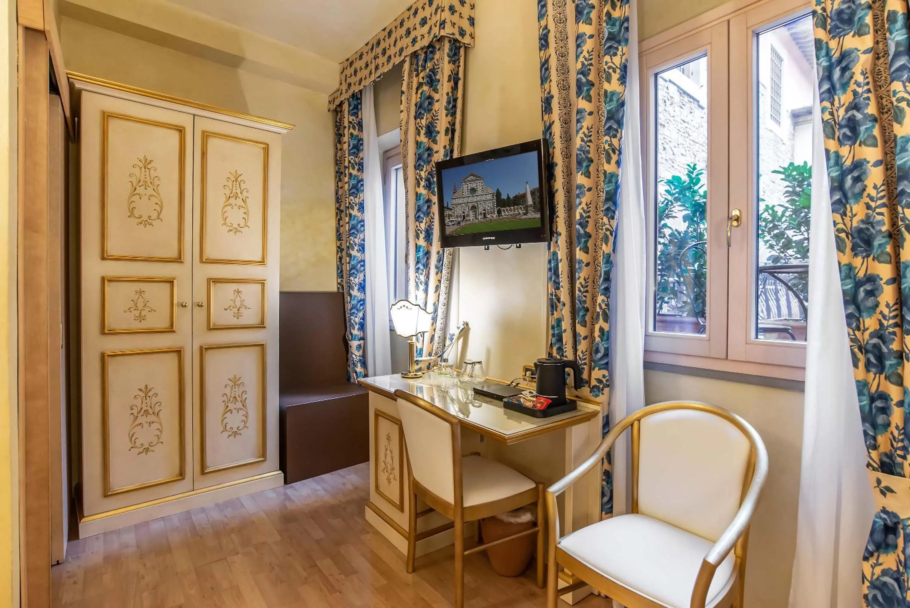 TV and multimedia in Hotel Alba Palace