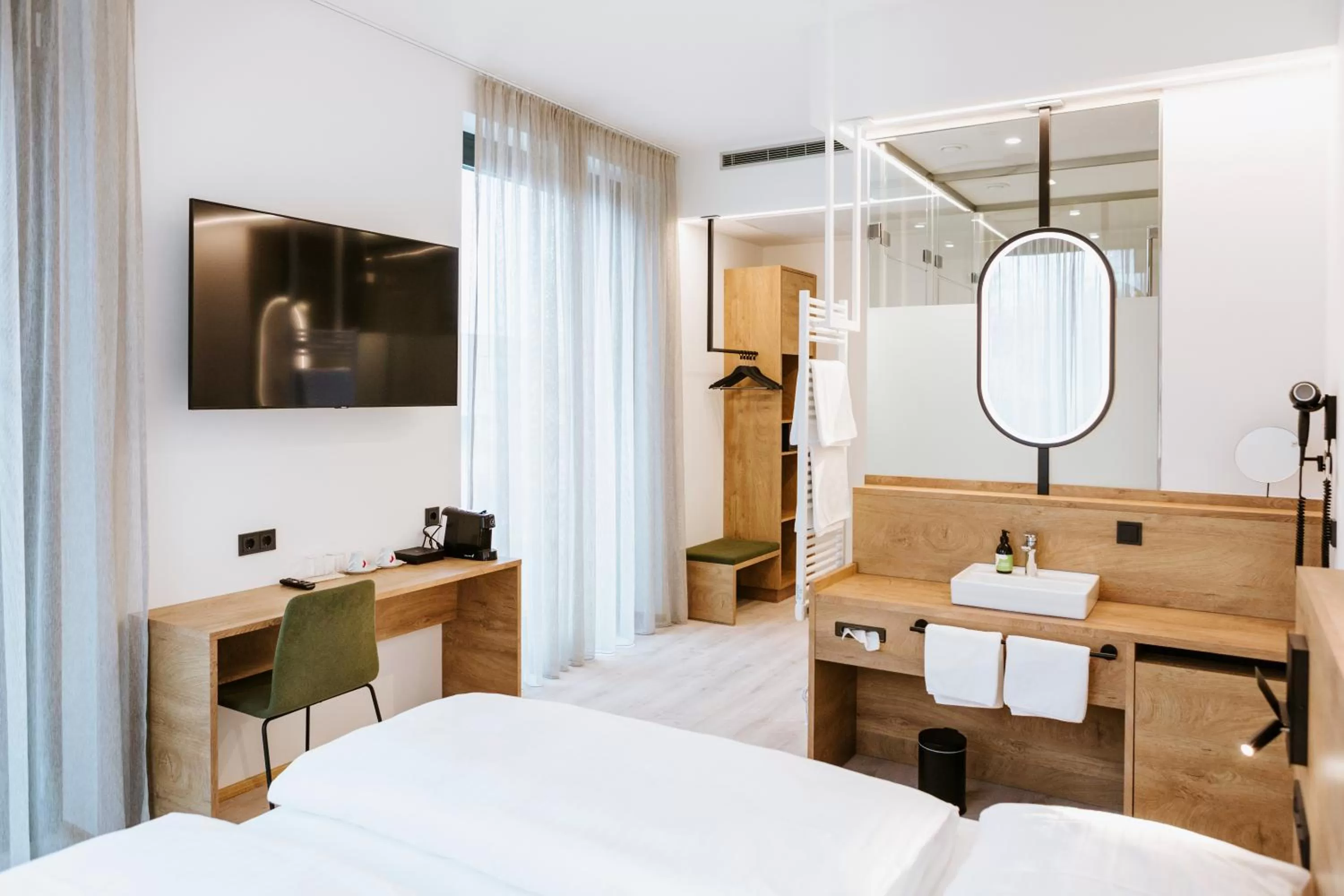 TV and multimedia, Bed in BEE GREEN Linz Self-Check-in-Hotel