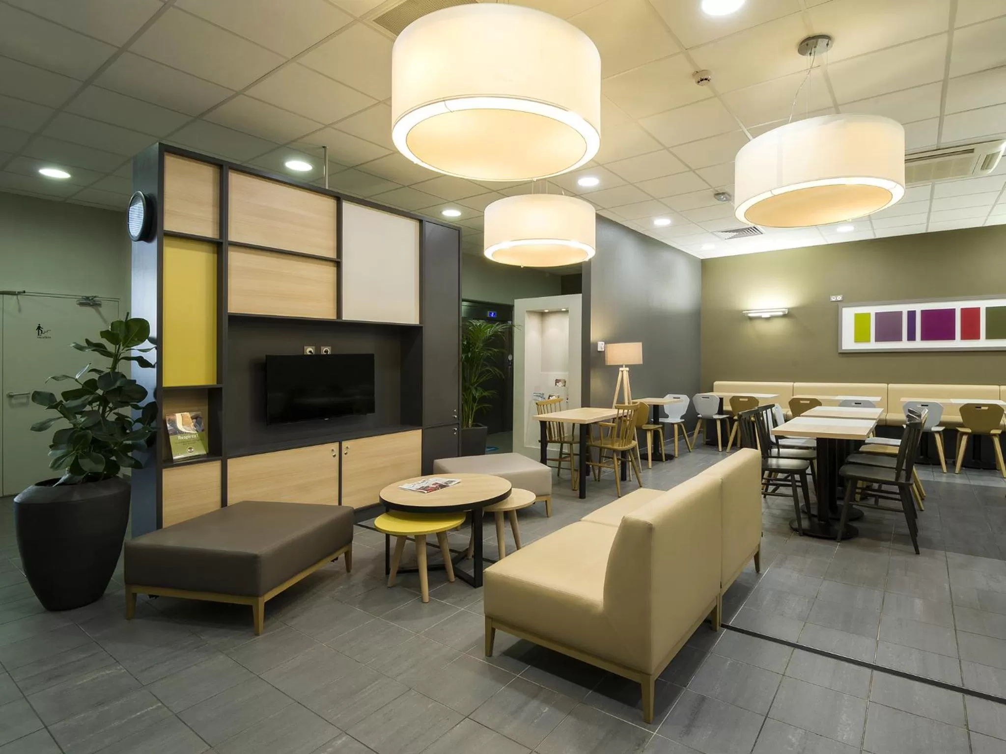 Lounge or bar in B&B HOTEL Lyon Ouest Tassin